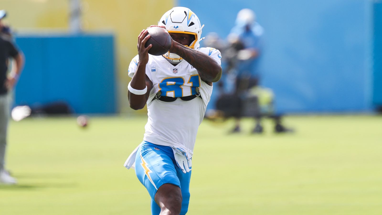 Dalevon Campbell Catches a Pass at Chargers Camp