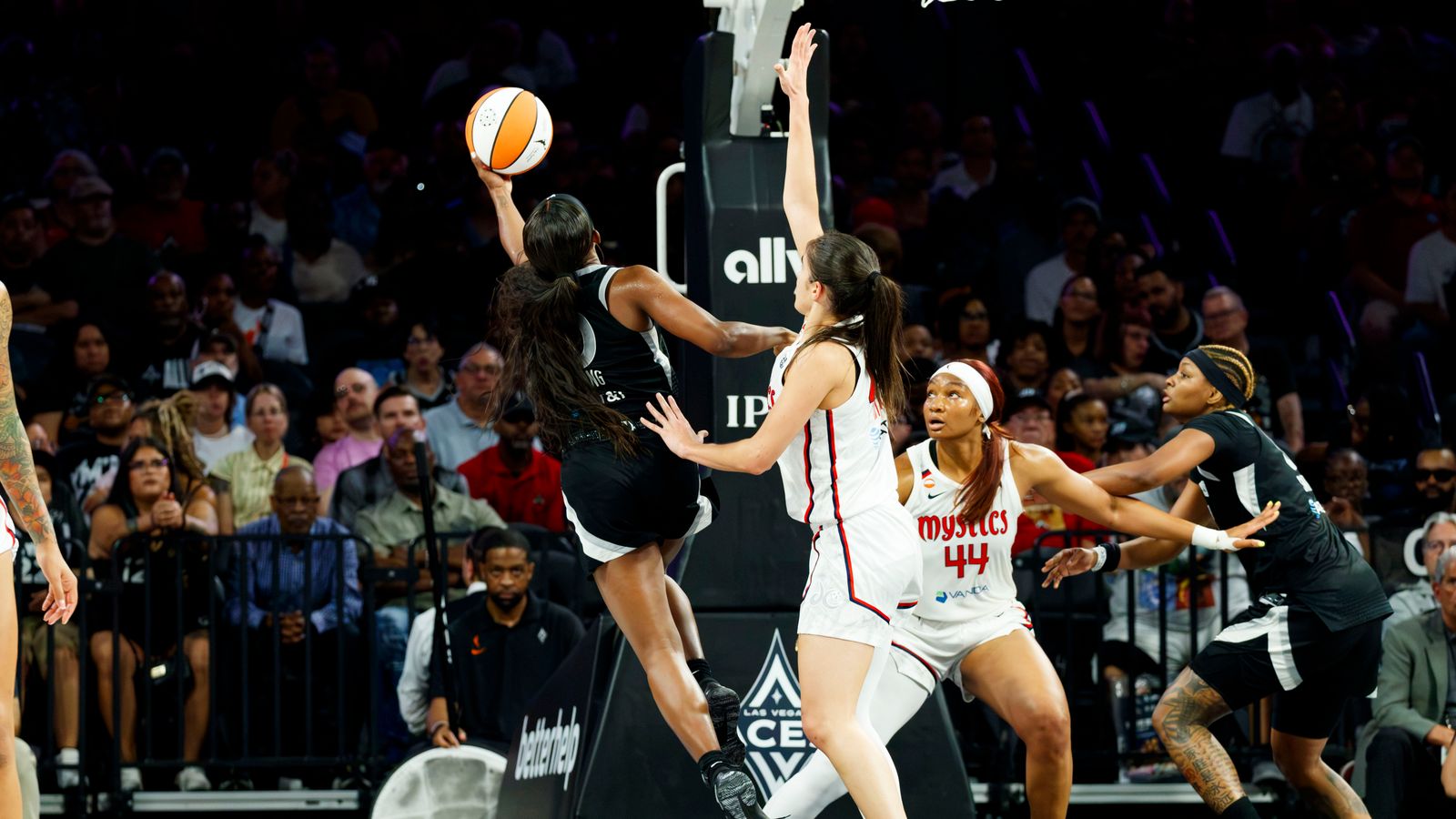 Jackie Young goes for a layup in WNBA game against the Mystics