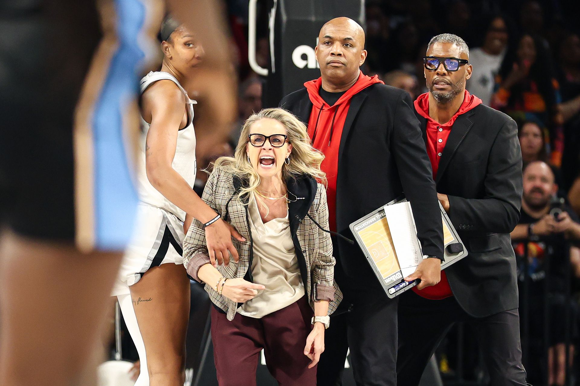 Coach Becky Hammon ejected after disputing call in WNBA game