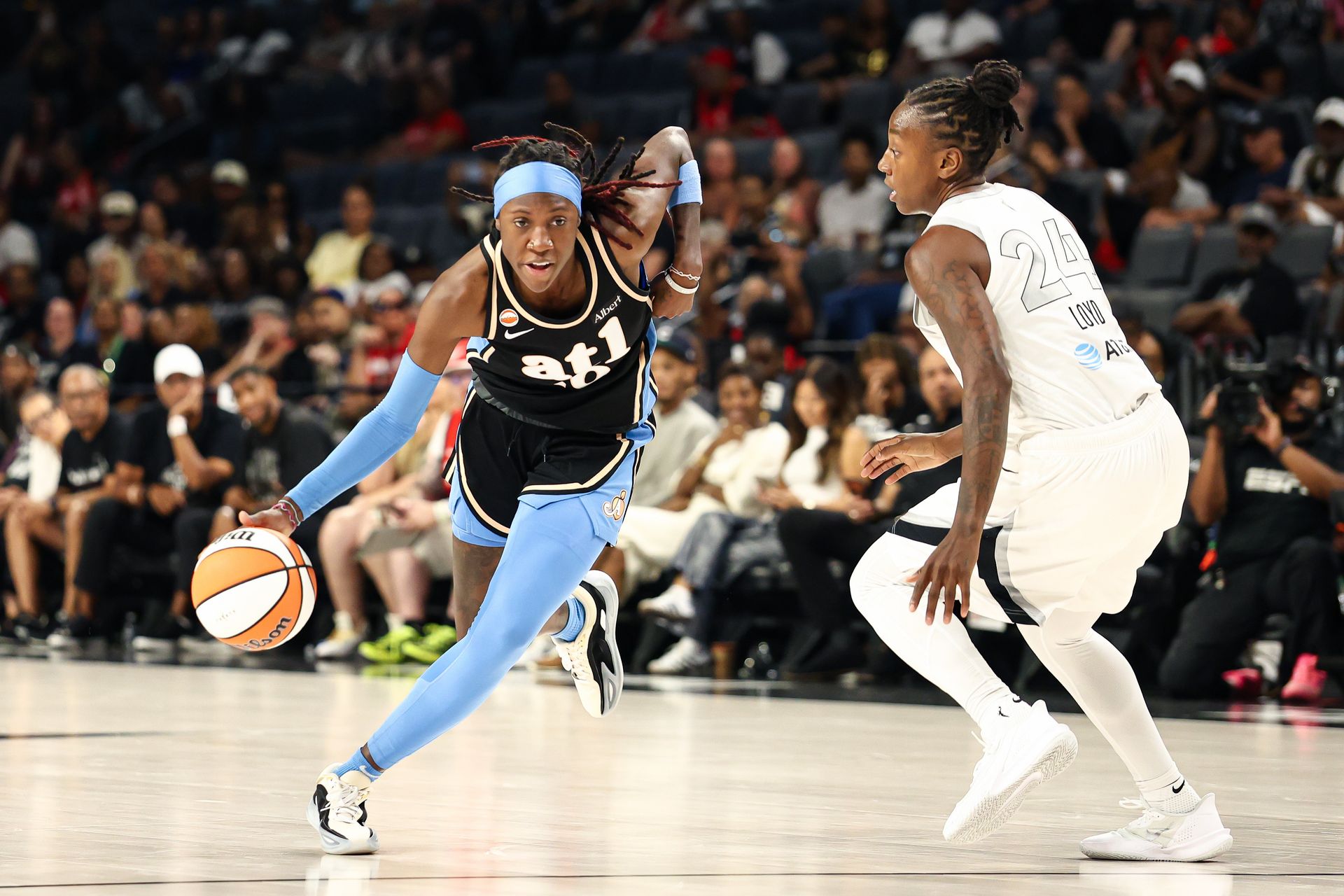 Rhyne Howard drives against Jewell Loyd in a WNBA game