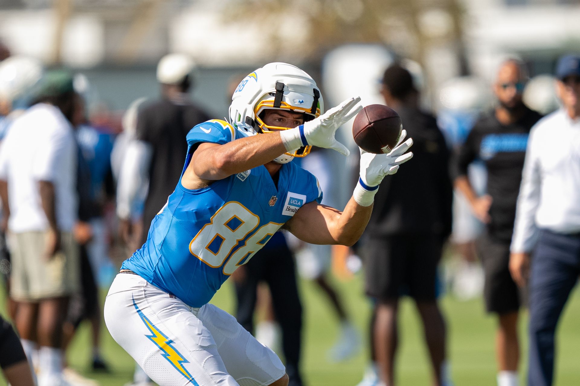 Charlie Kolar catches a pass at joint Chargers-49ers camp