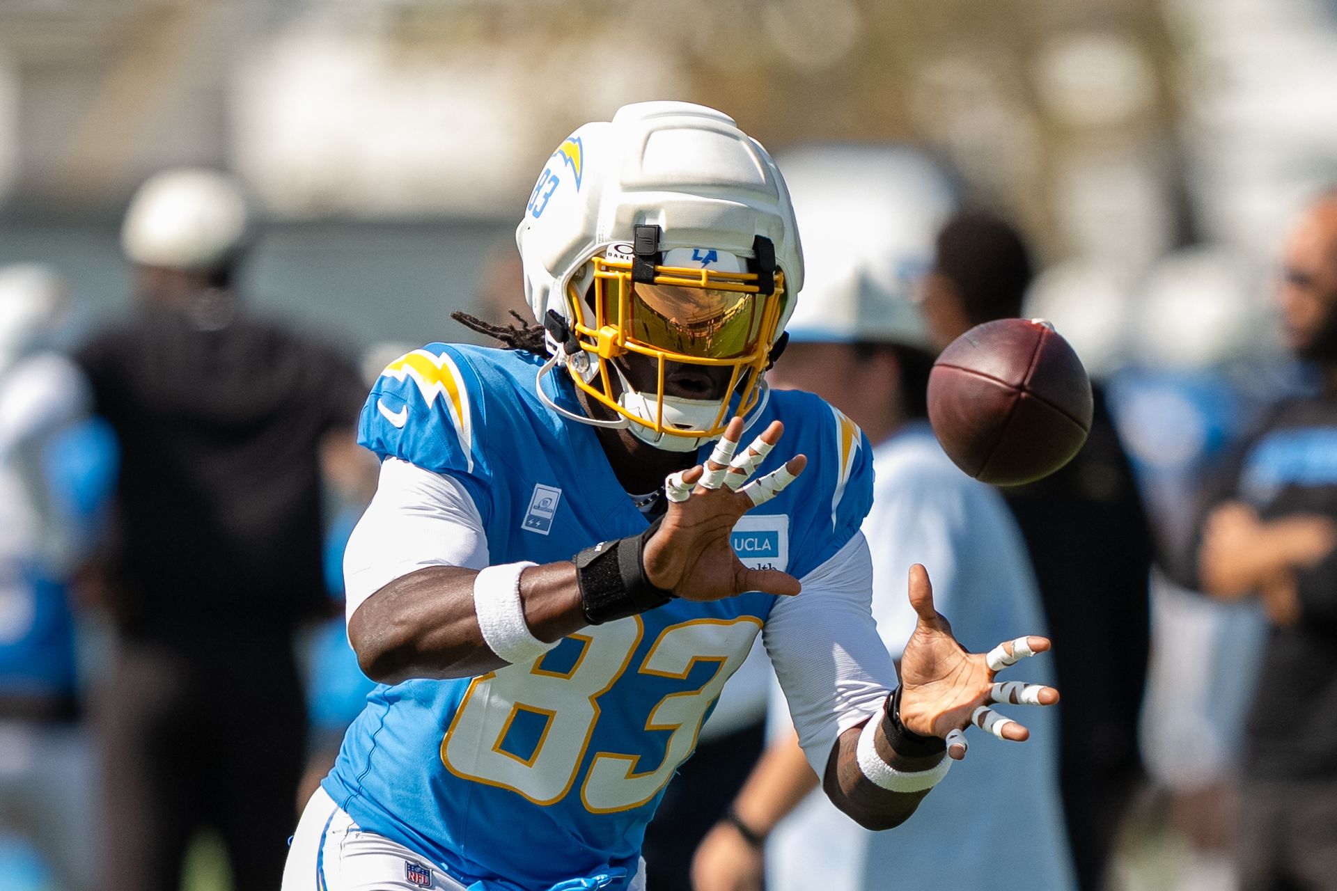 David Njoku catches a pass at joint Chargers-49ers camp