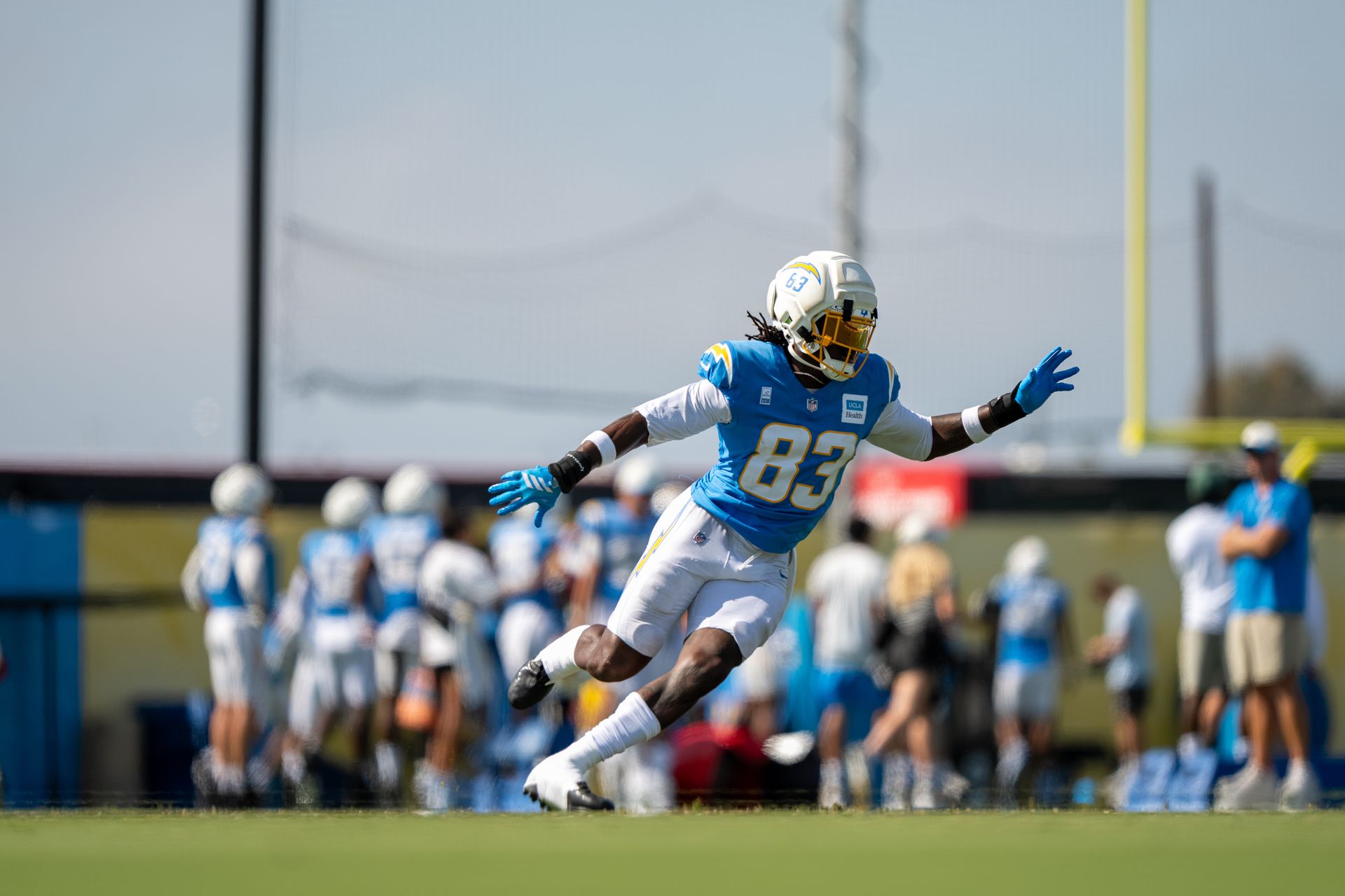 David Njoku running a route at joint Chargers-49ers camp