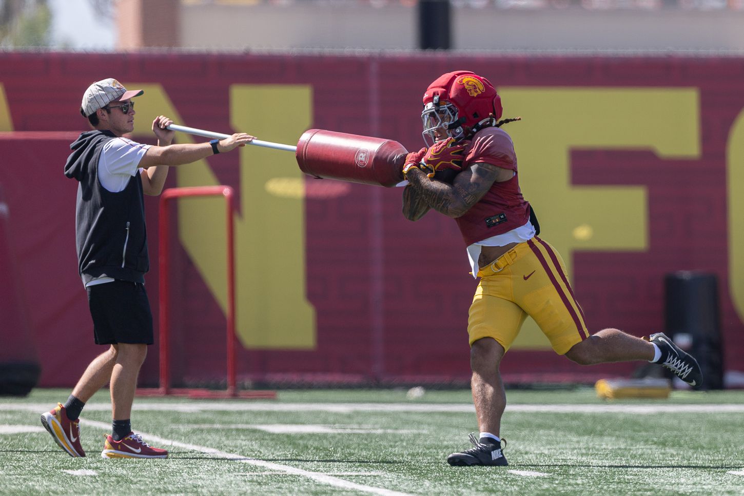 Deshonne Redeaux (6) Participates in Drills at USC