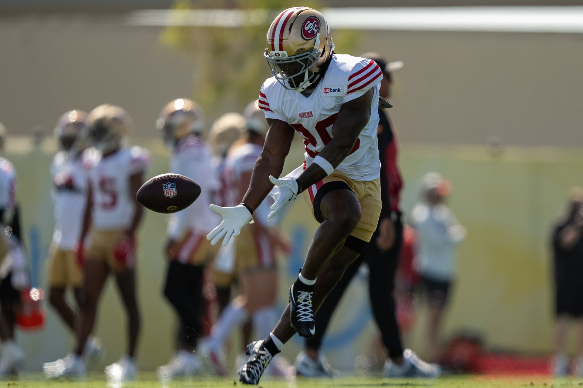 Kaelon Black catches a low pass at joint training camp