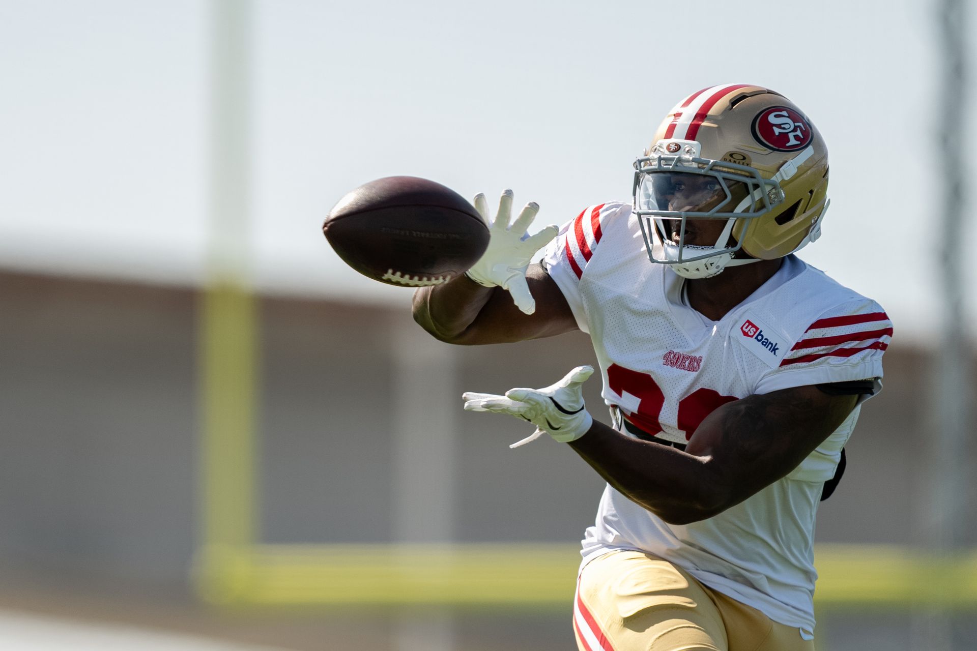 Zamir White catches a pass at joint Chargers-49ers camp