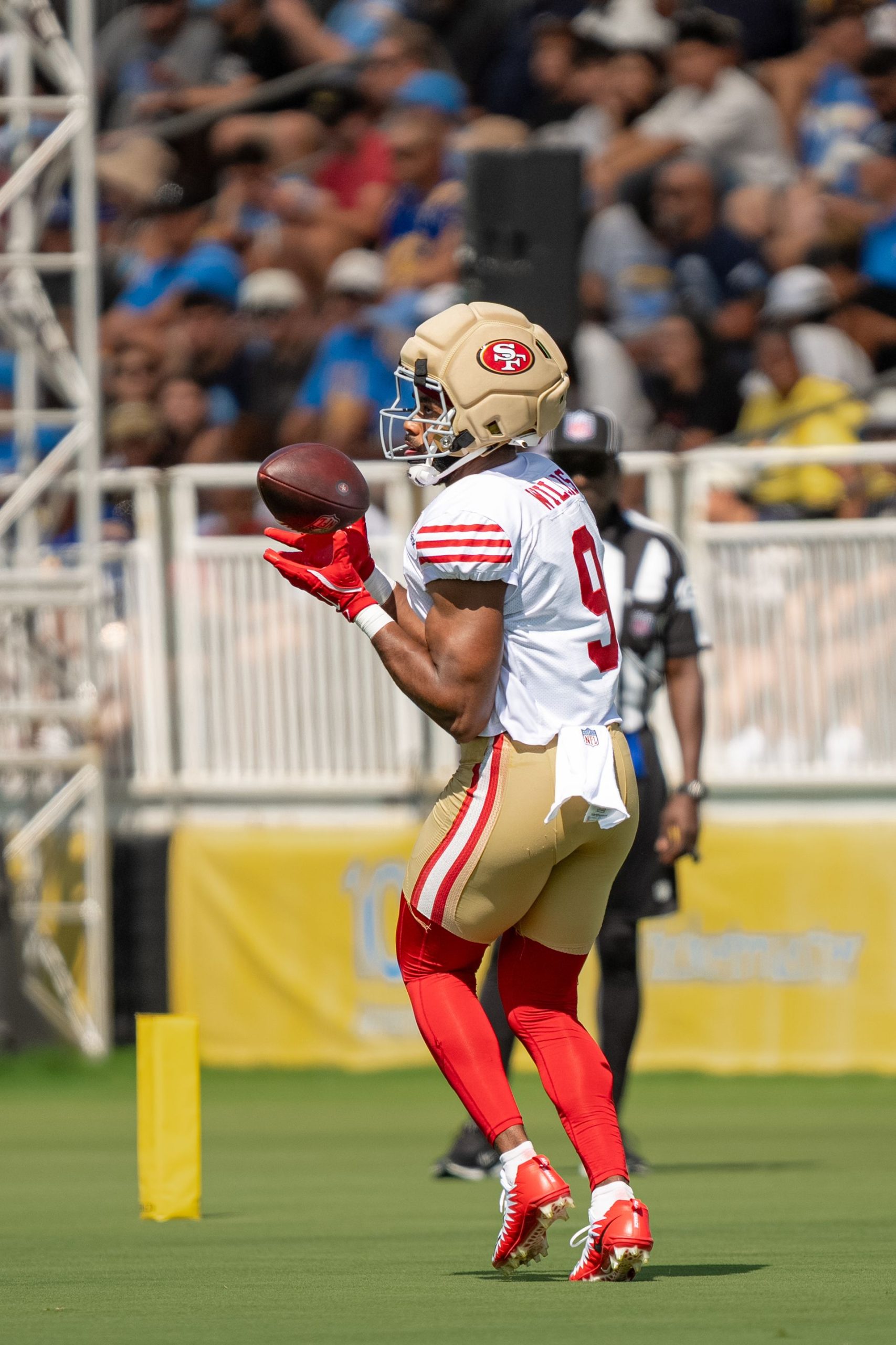 Brayden Willis catches a TD at Chargers-49ers joint practice