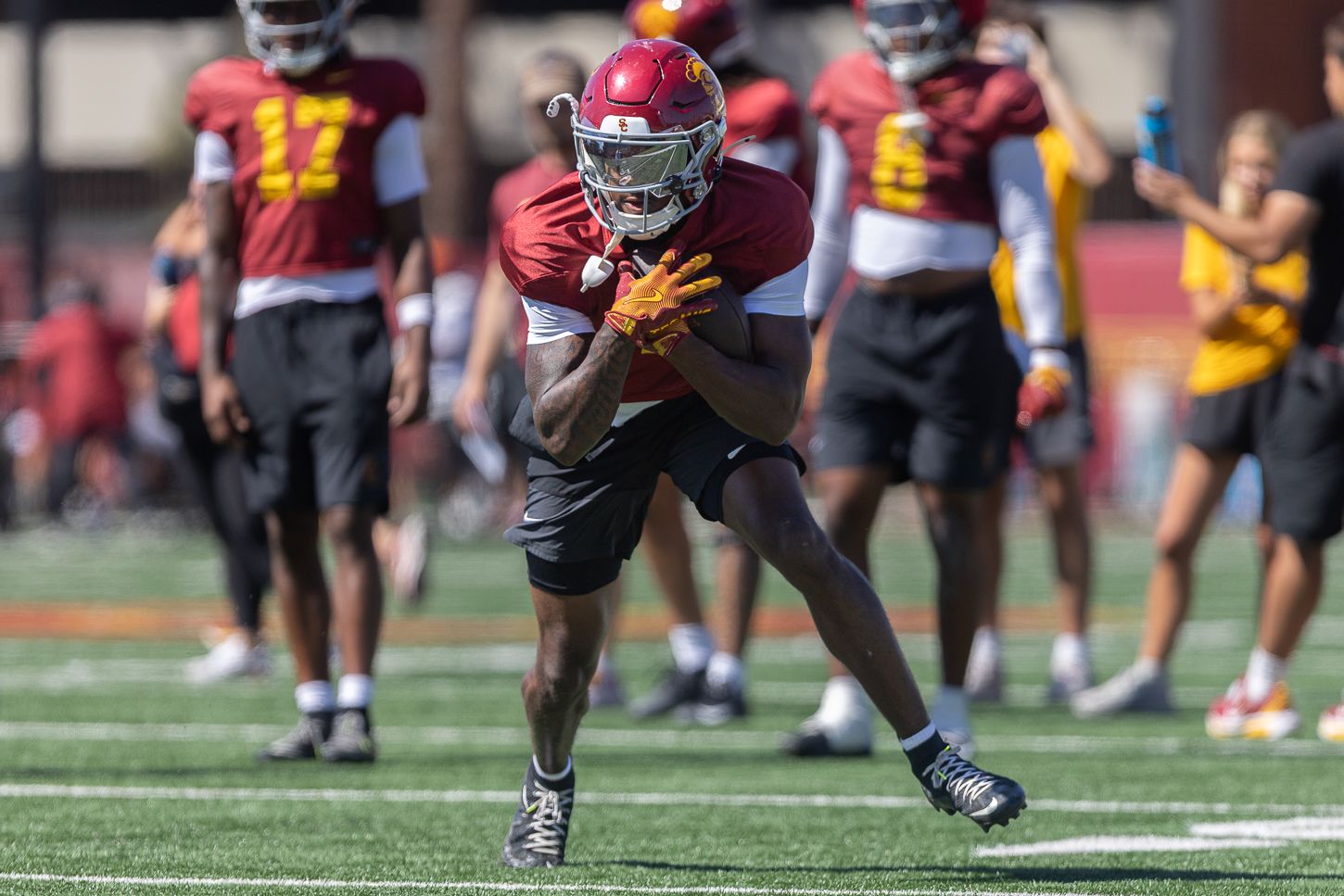 Ethan Feaster carries the ball during USC practice, Aug 19, 2026