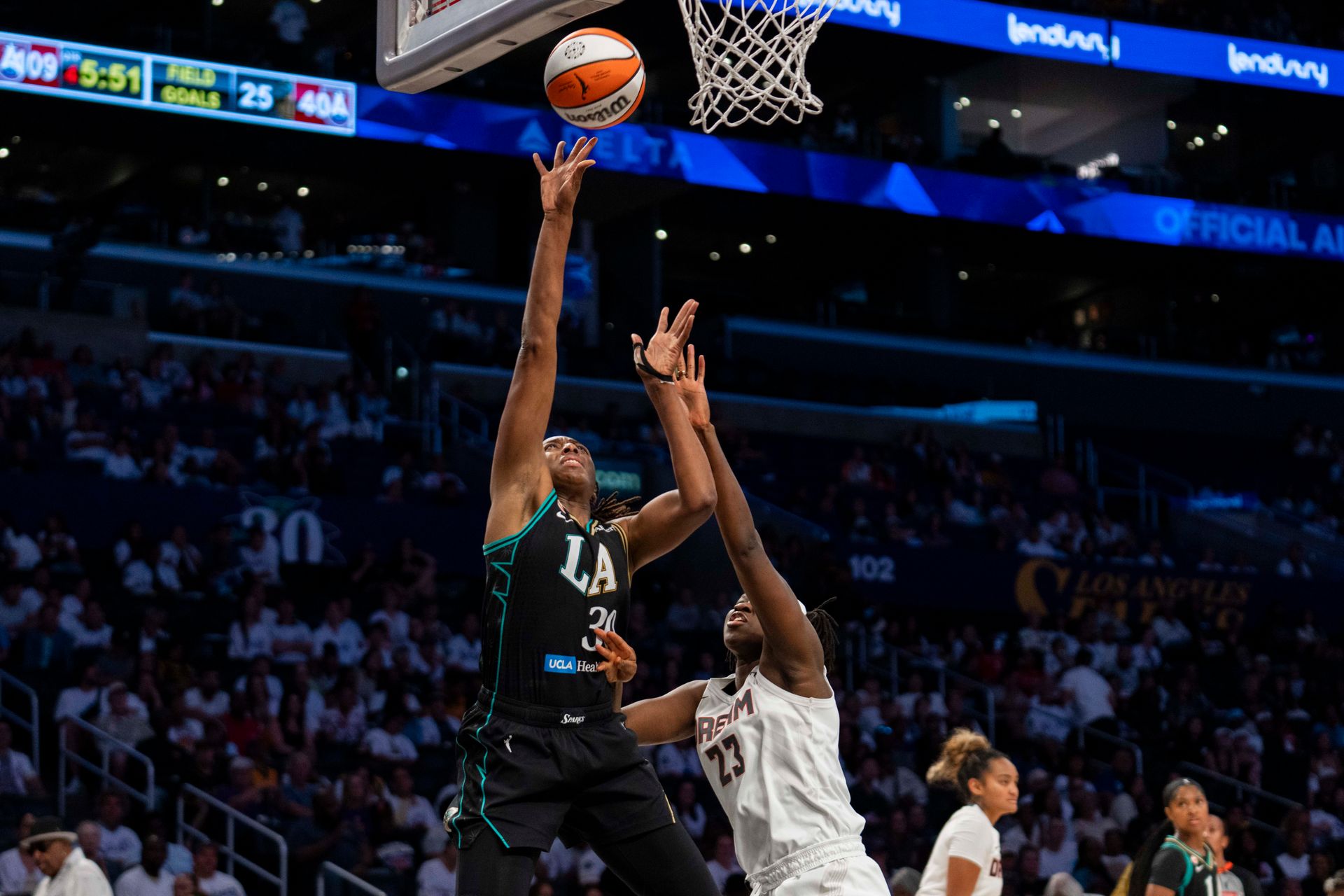 Nneka Ogwumike scores a layup against the Dream.