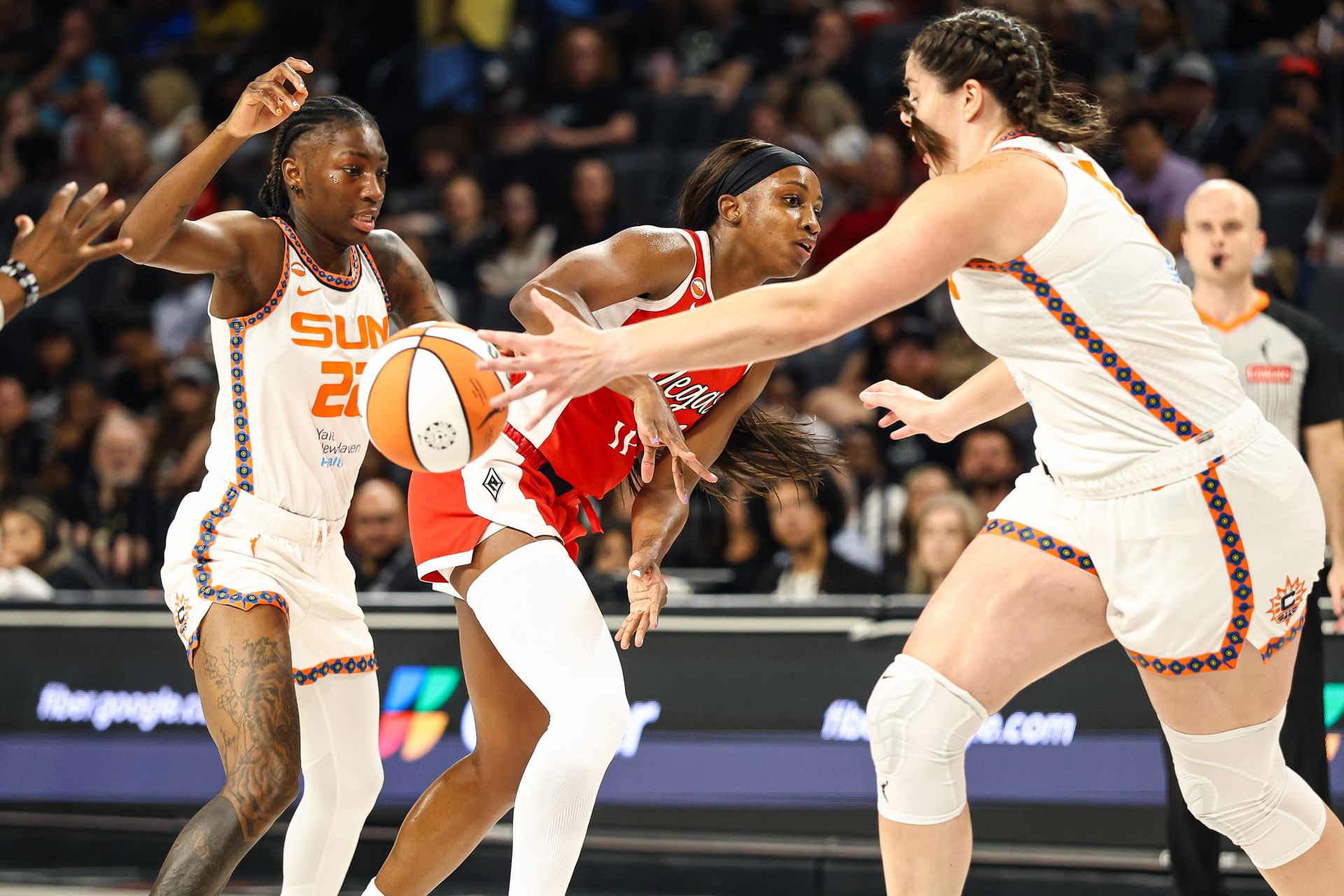 Jackie Young's no-look pass in action against the Sun