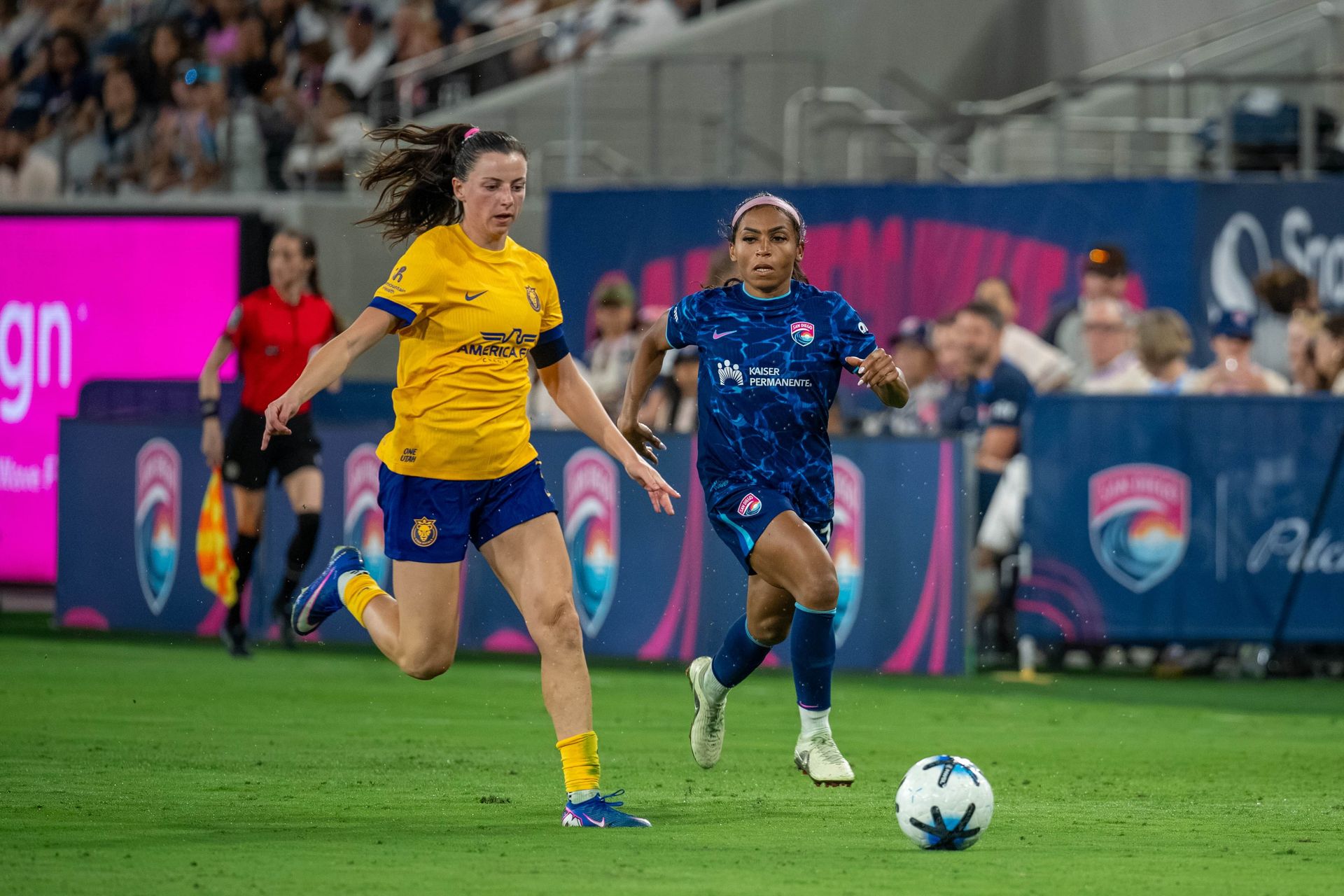 Perle Morroni sprints for the ball in NWSL showdown.