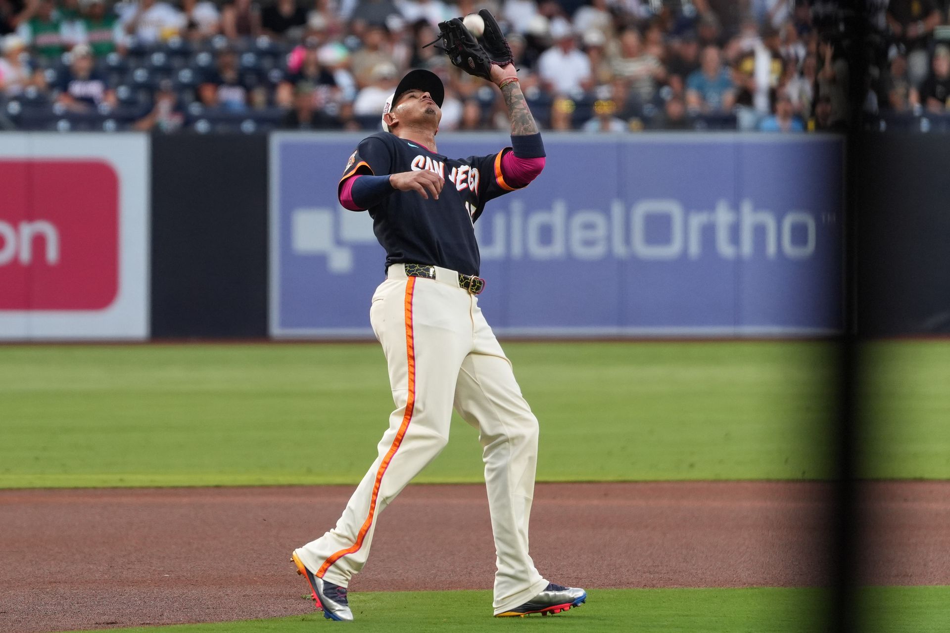 Manny Machado makes a catch against the Twins