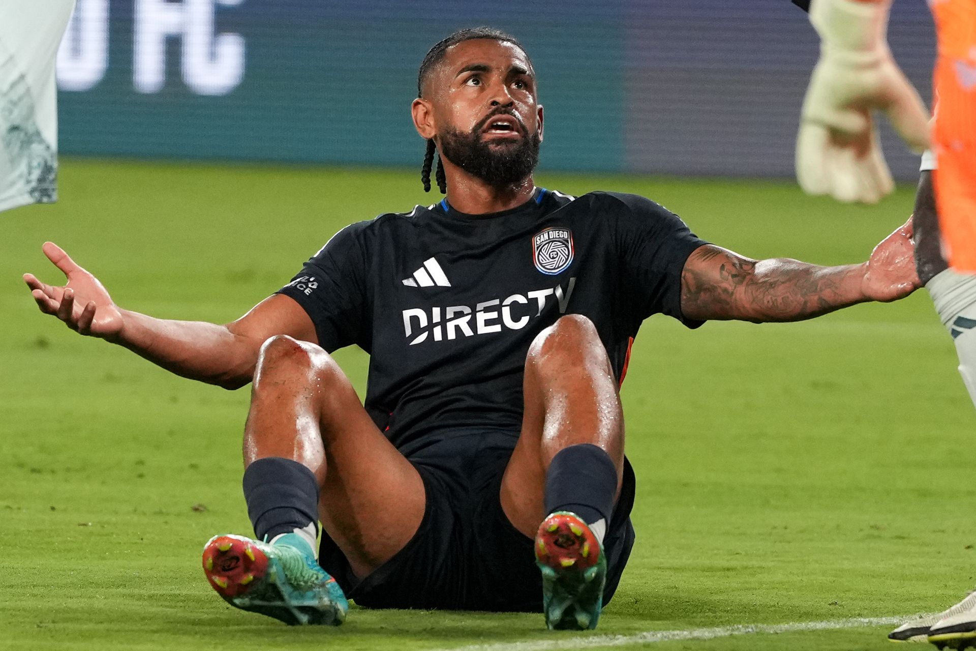 Aníbal Godoy upset after a push in the penalty area