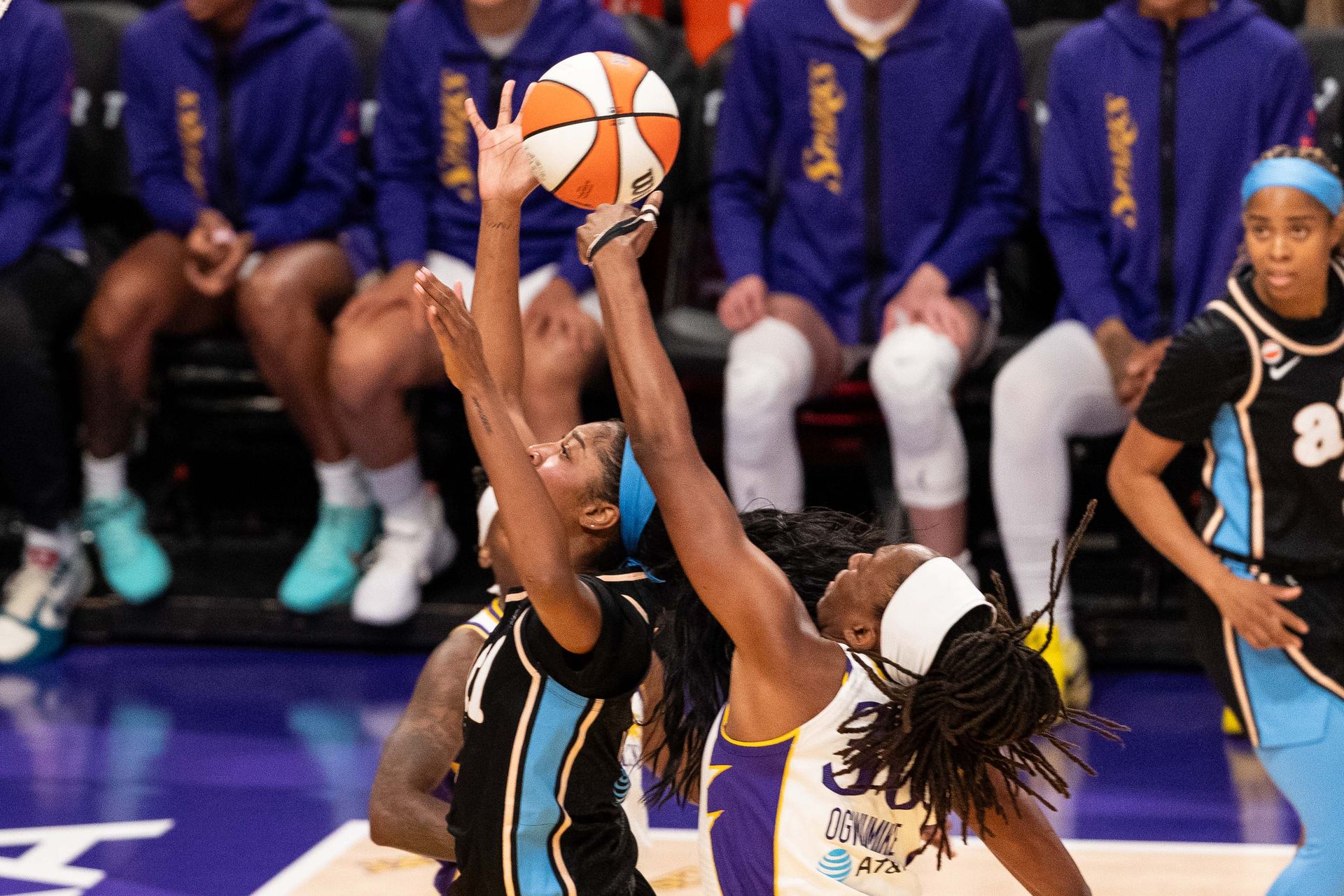 Nneka Ogwumike blocks a shot in game against Atlanta Dream