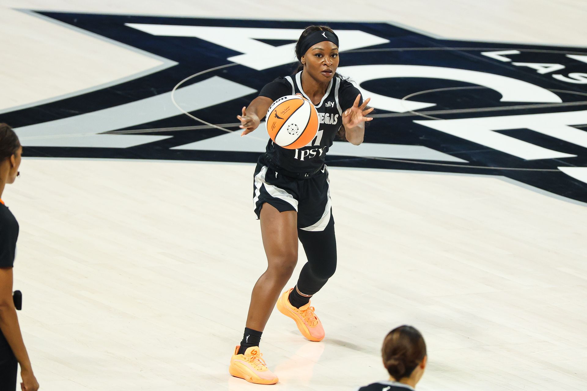 Dana Evans passes the ball in the game against Toronto Tempo.