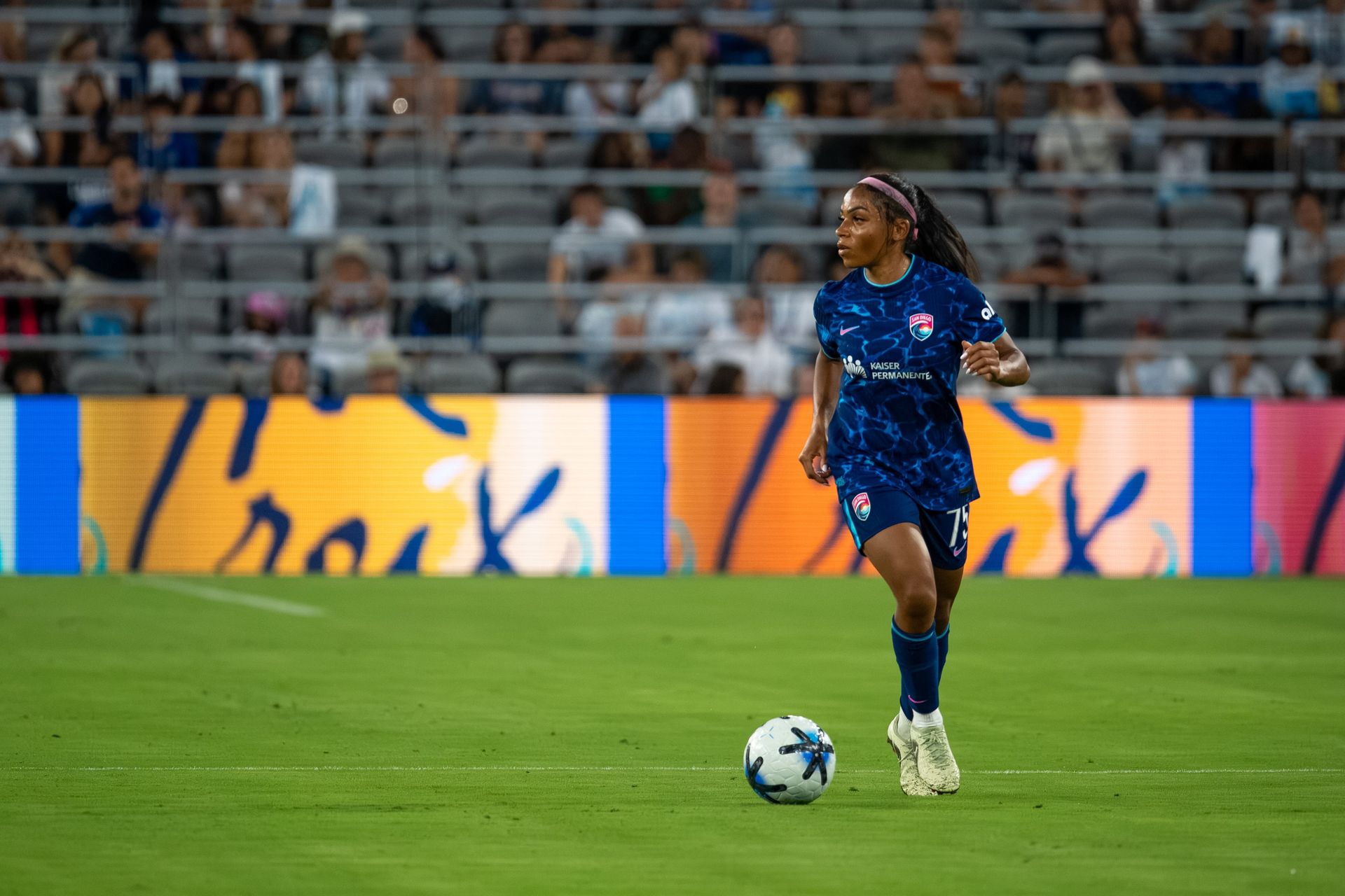 Perle Morroni searches for a pass in NWSL match at Snapdragon Stadium