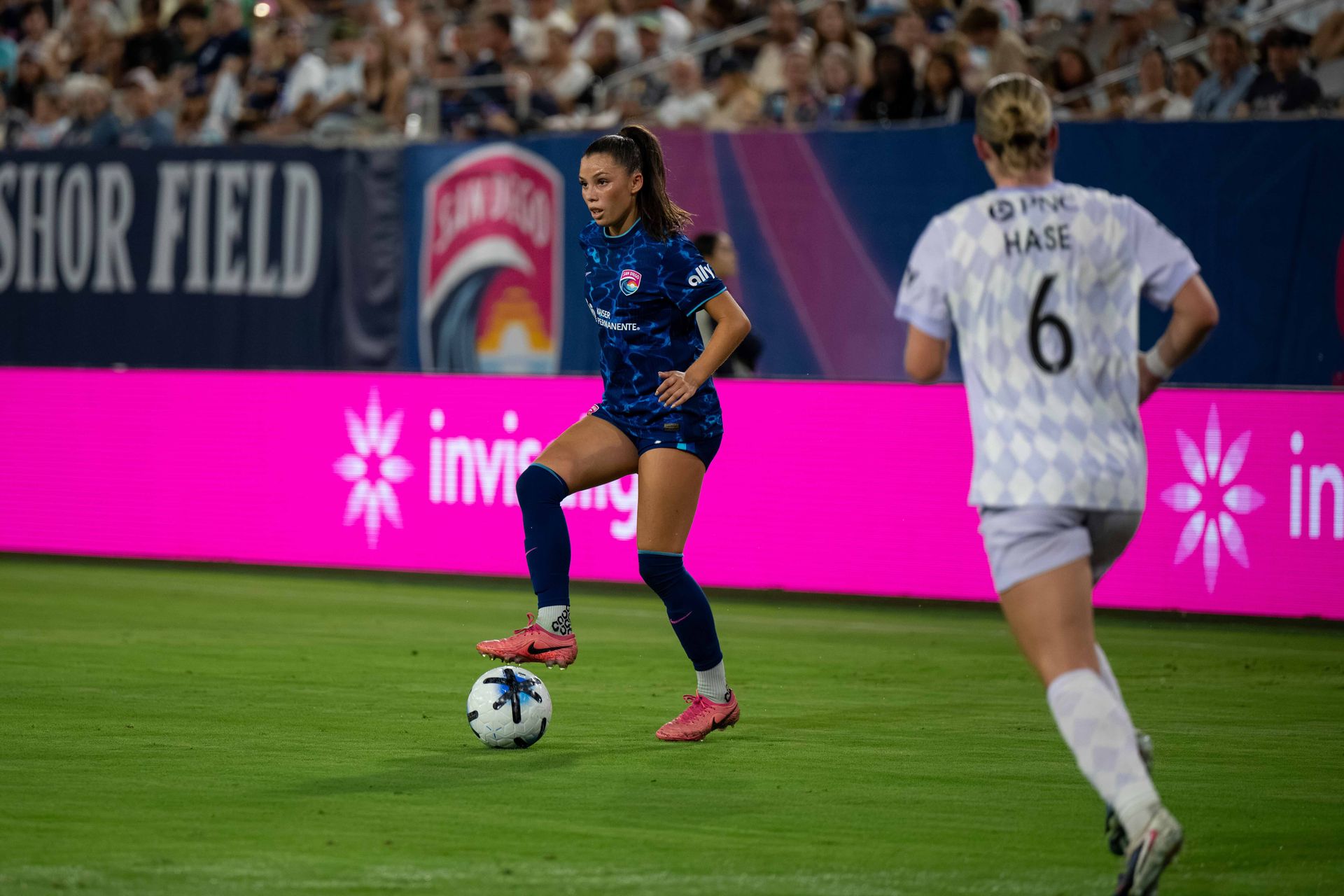 Melanie Barcenas controls the ball in NWSL game against Racing Louisville