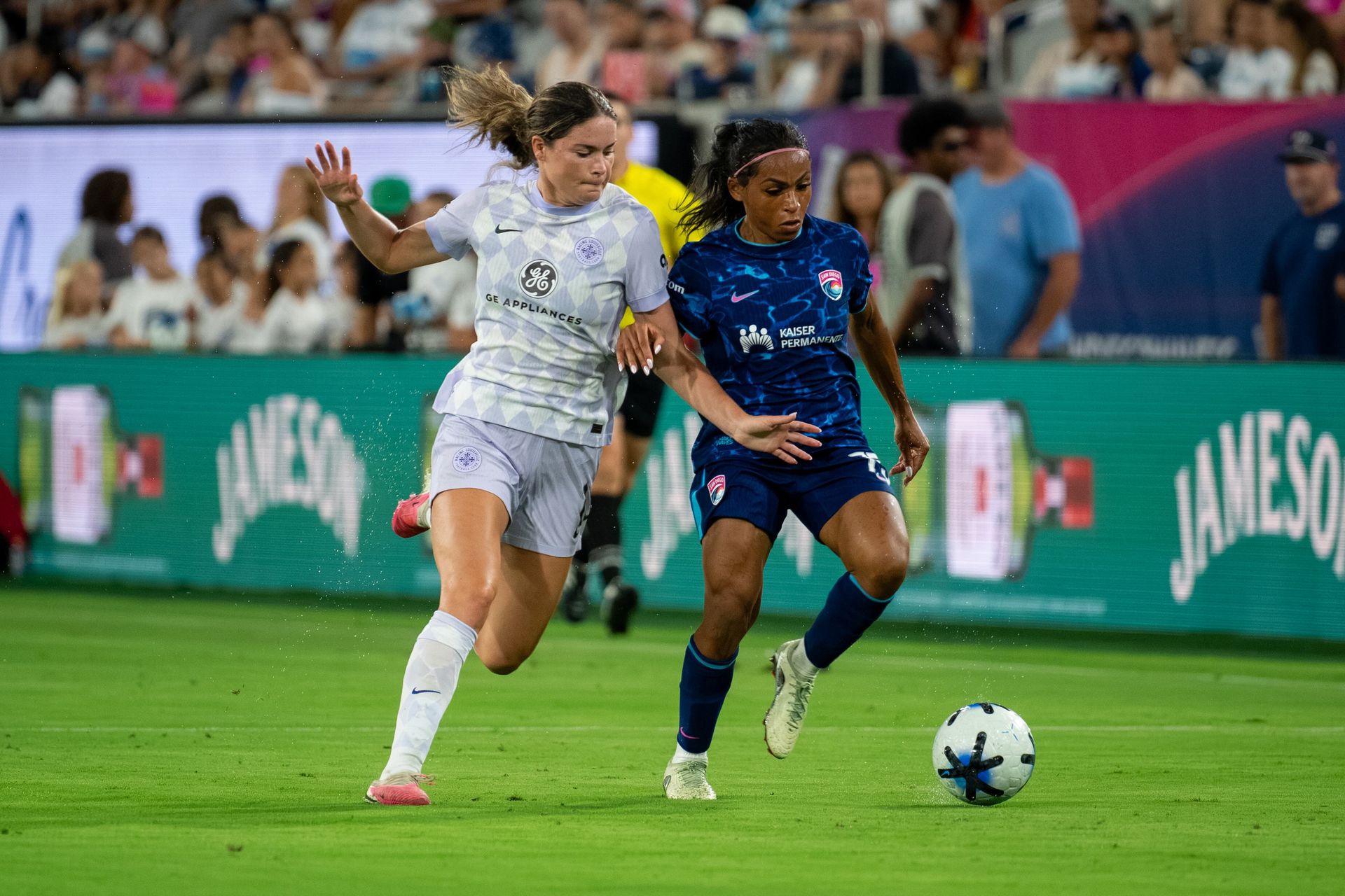 Perle Morroni challenges for the ball in NWSL action against Racing Louisville