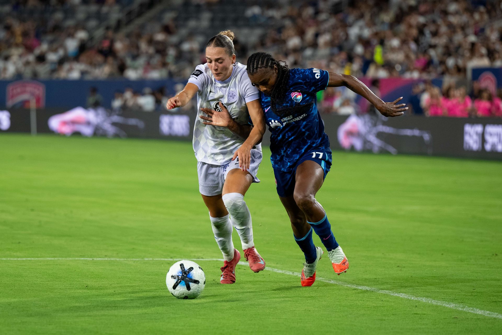 Ludmila fights for the ball against Quincy McMahon in NWSL match