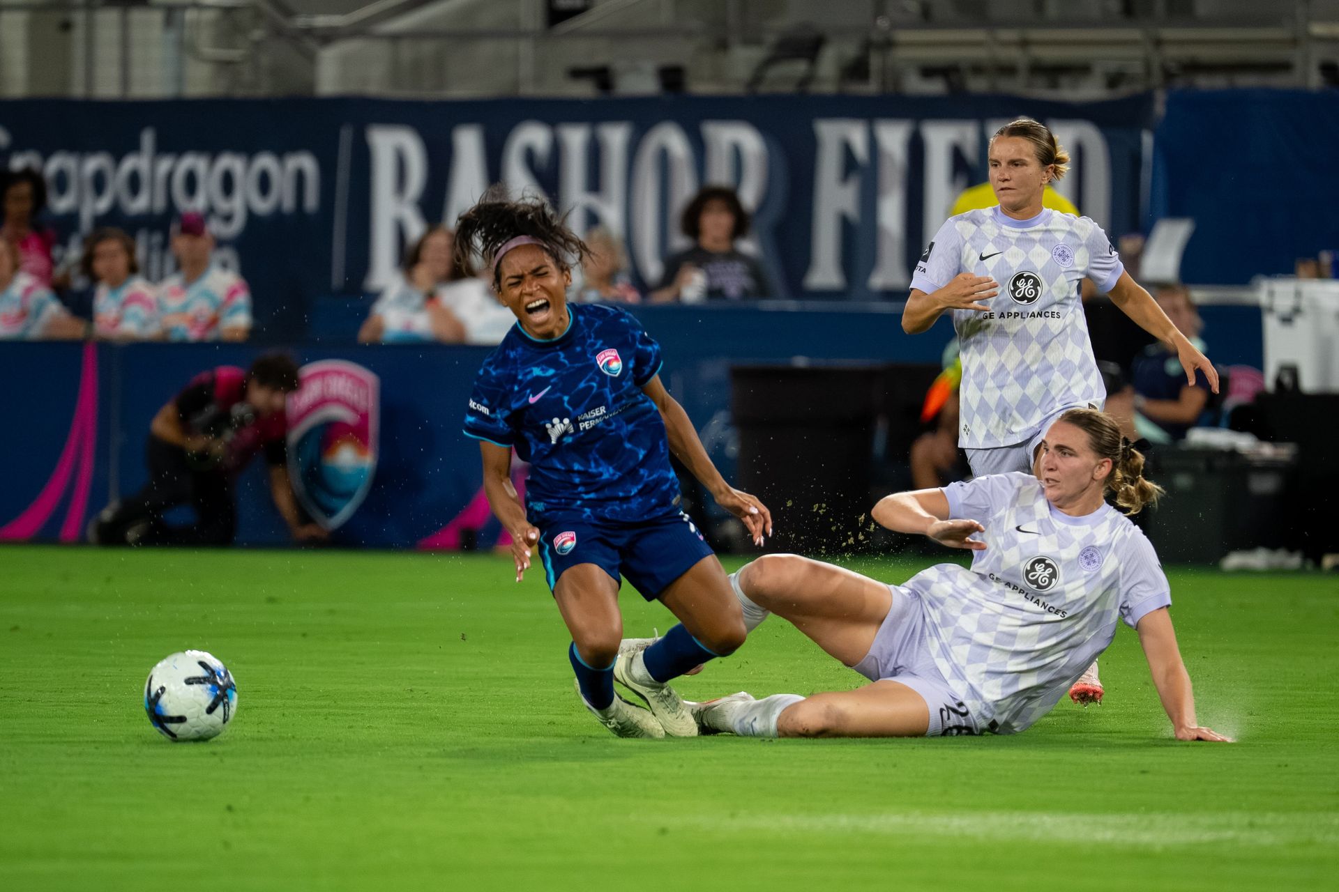 Taylor Flint tackles Perle Morroni in NWSL match