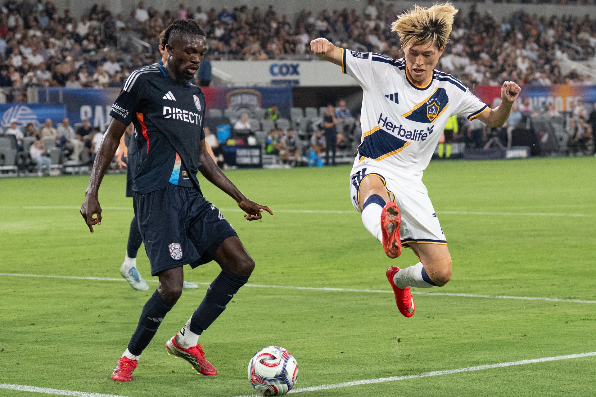 Kyōgo Furuhashi leaps to retain possession for LA Galaxy