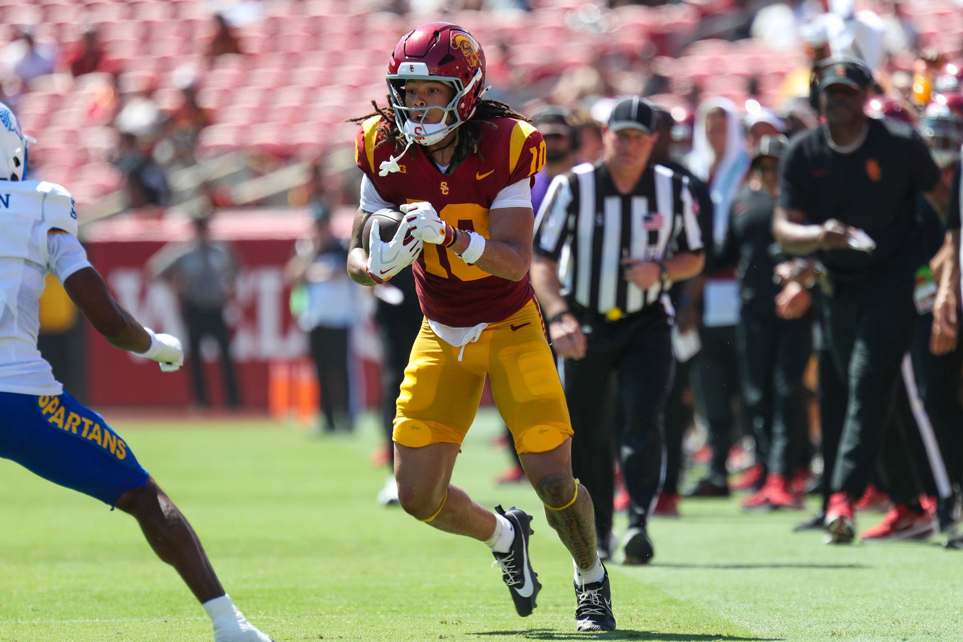 Corey Simms (10) dashes with the ball for USC against San Jose State