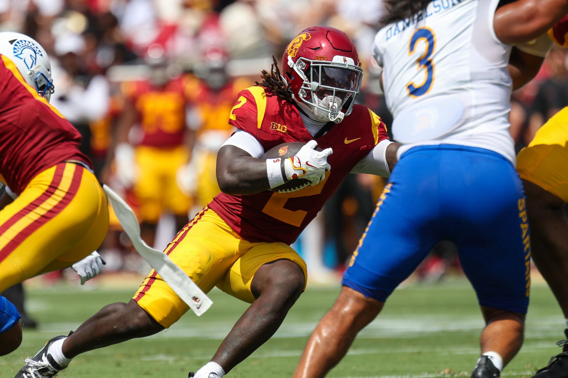 Waymond Jordan (2) rushes with the ball for USC