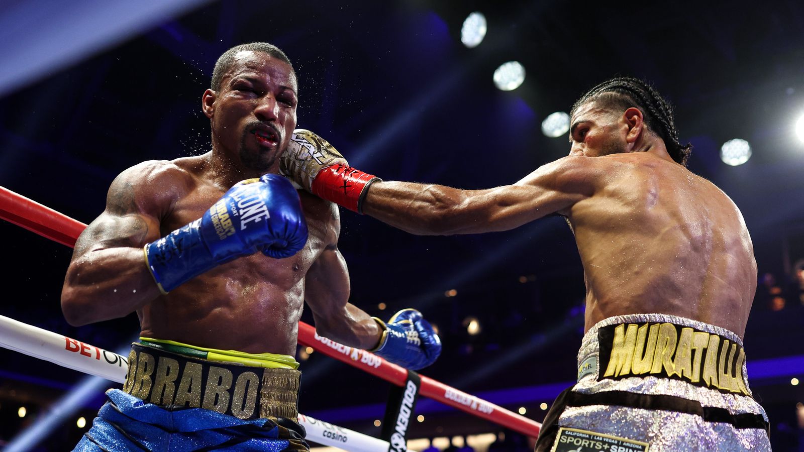 Raymond Muratalla lands a clean left hook on Robson Conceicao