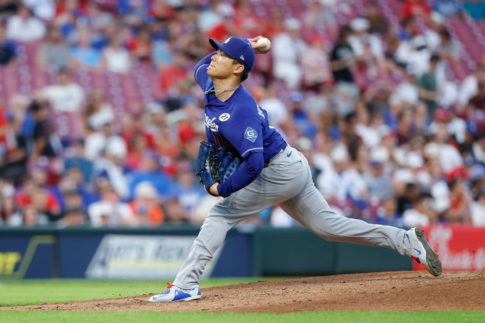 Yoshinobu Yamamoto delivers a pitch against Reds, Sep 15, 2026