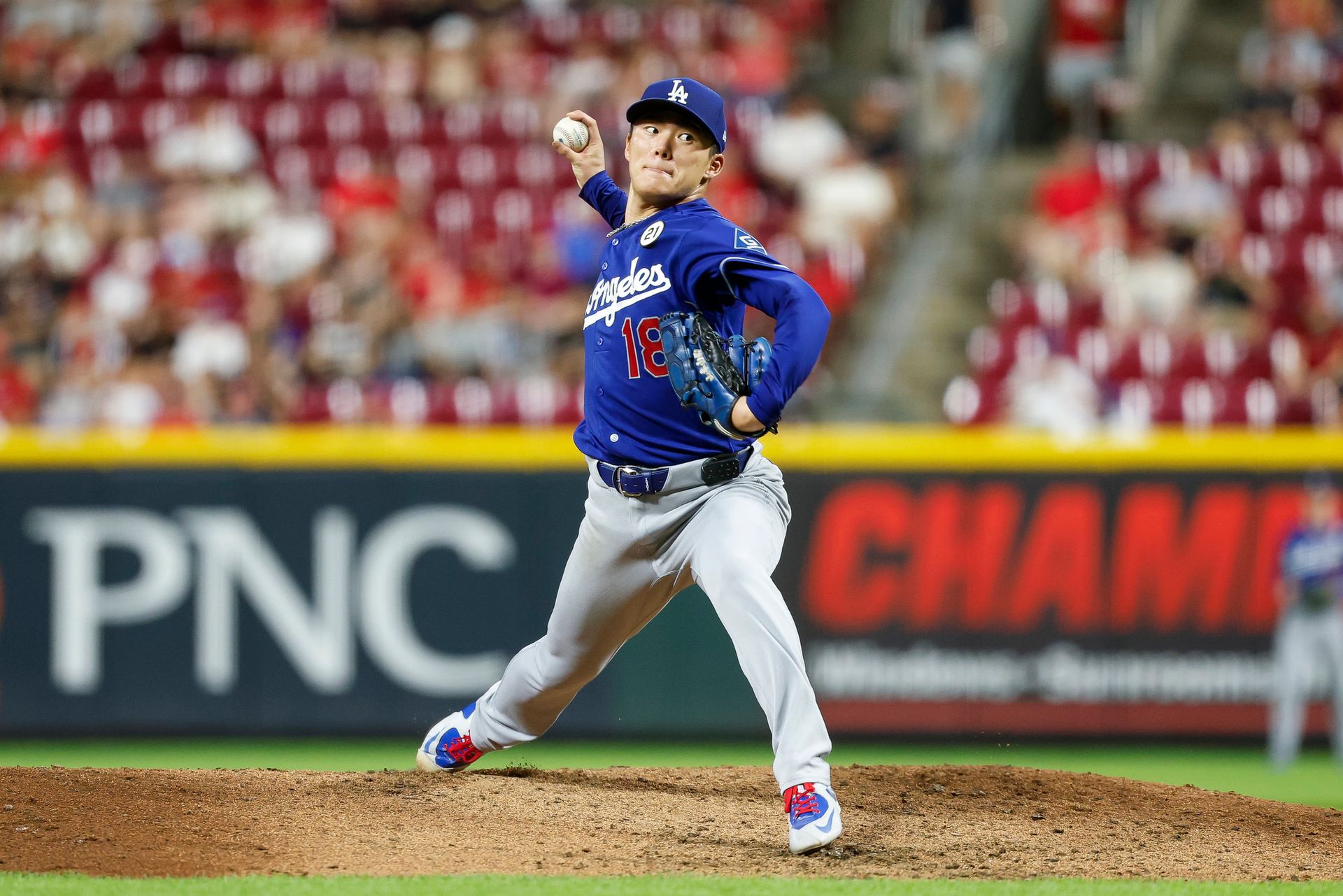 Yoshinobu Yamamoto in mid-pitch against Reds, Sep 15, 2026