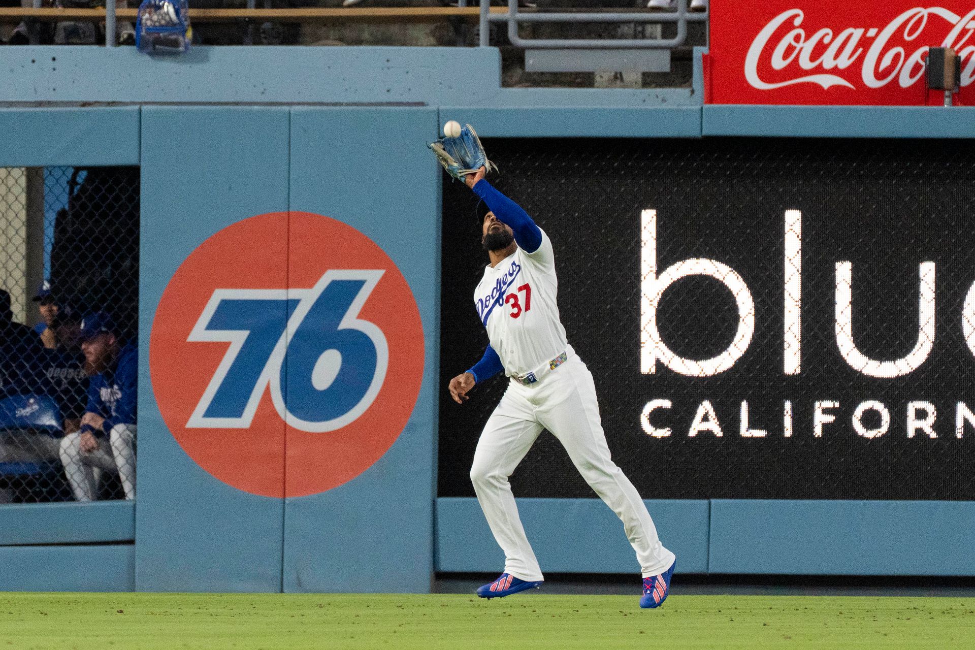 Teoscar Hernandez secures an out for the Dodgers