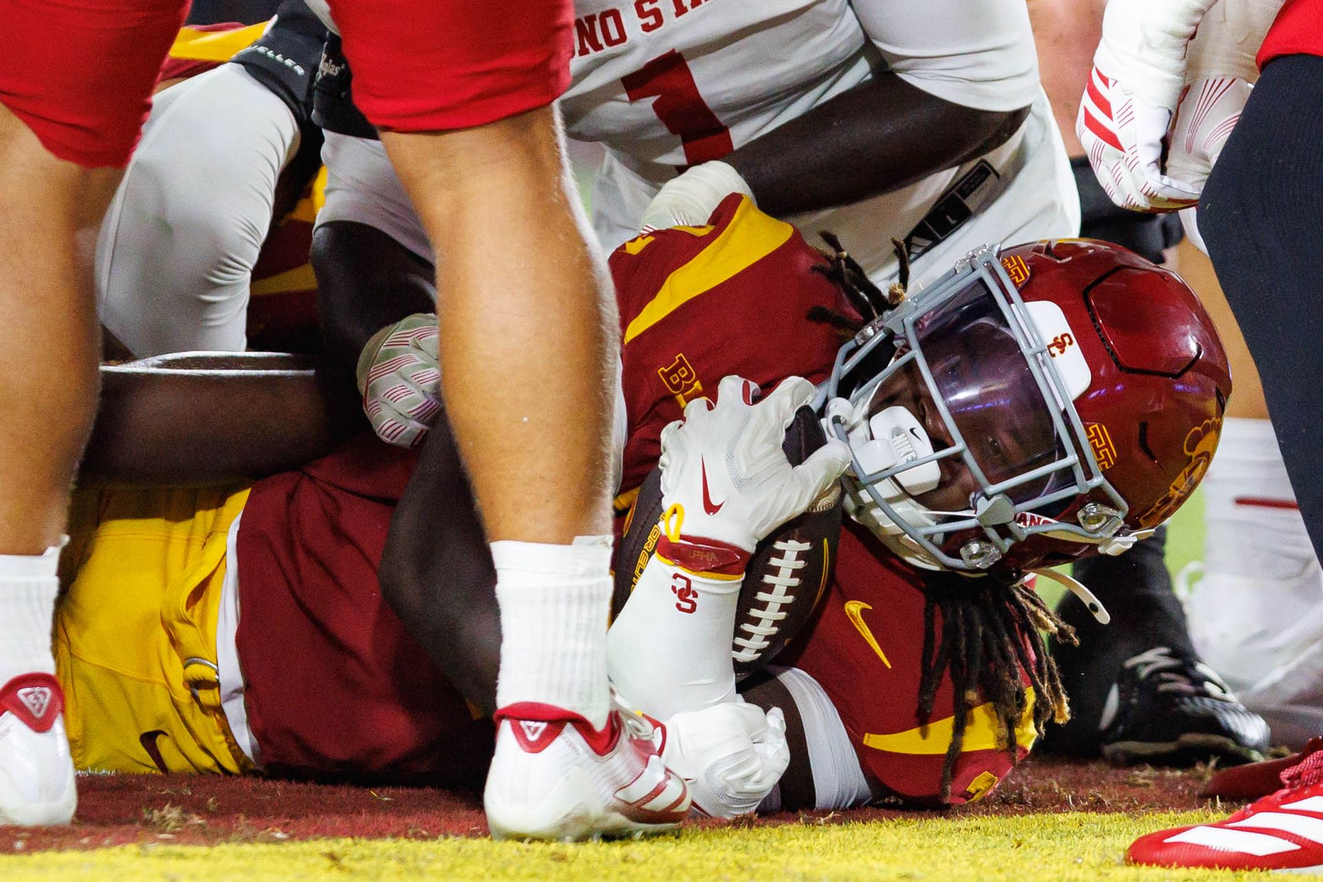 Waymond Jordan scores a touchdown for USC against Fresno State