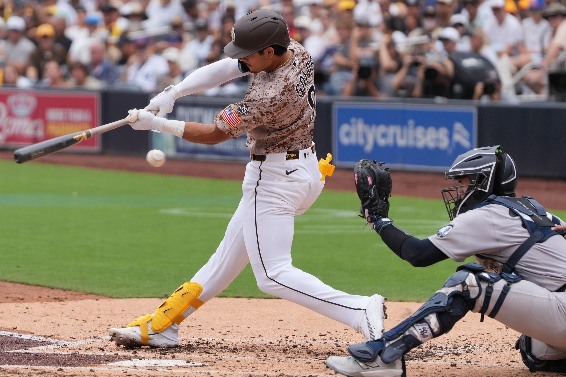 Ethan Salas misses a swing in Padres vs Yankees game