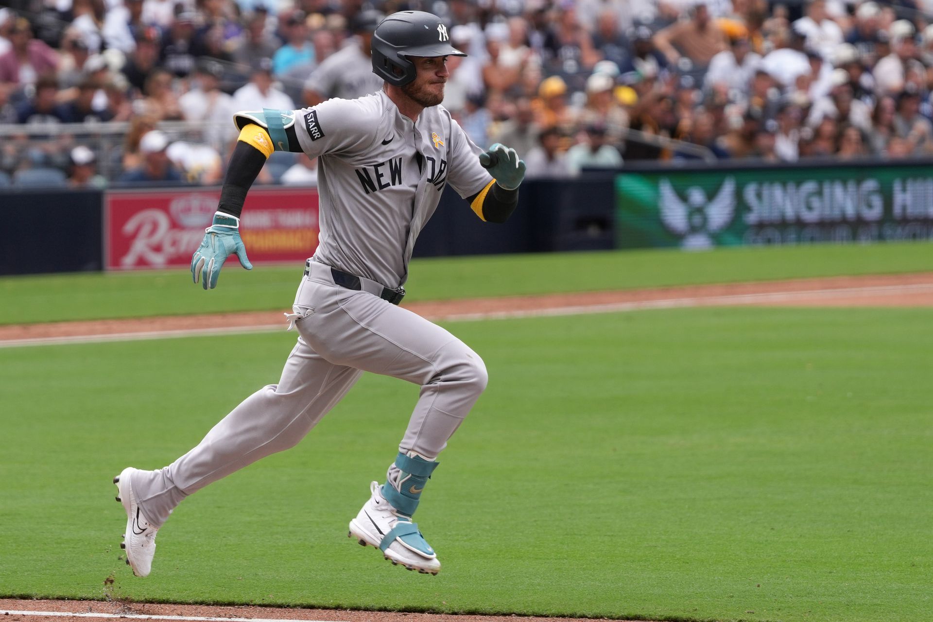 Cody Bellinger runs to first base in Padres vs Yankees