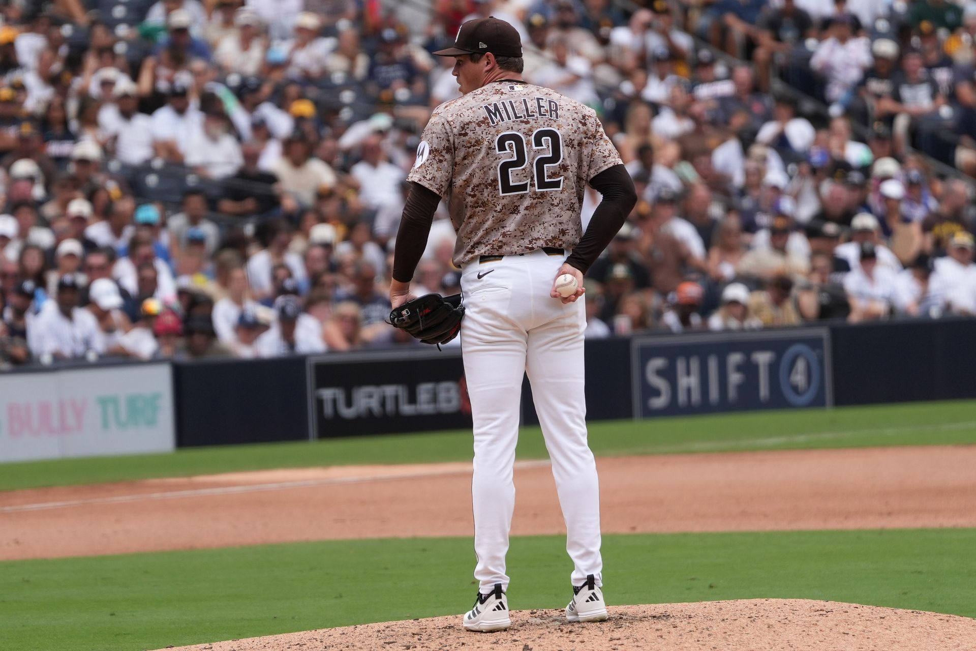 Mason Miller prepares to pitch in Padres vs Yankees game
