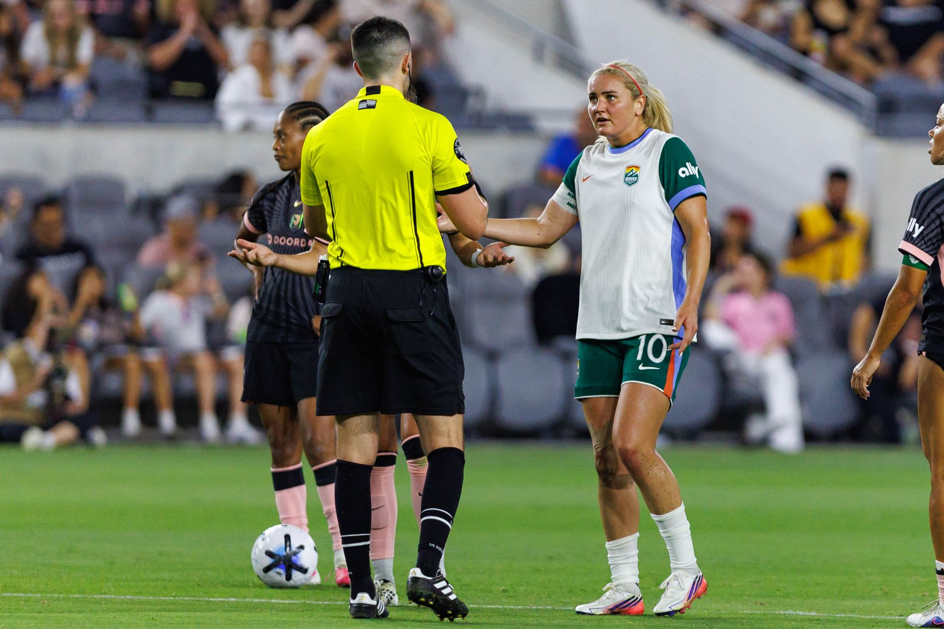 Lindsey Heaps disputes a call in the NWSL match against Angel City FC