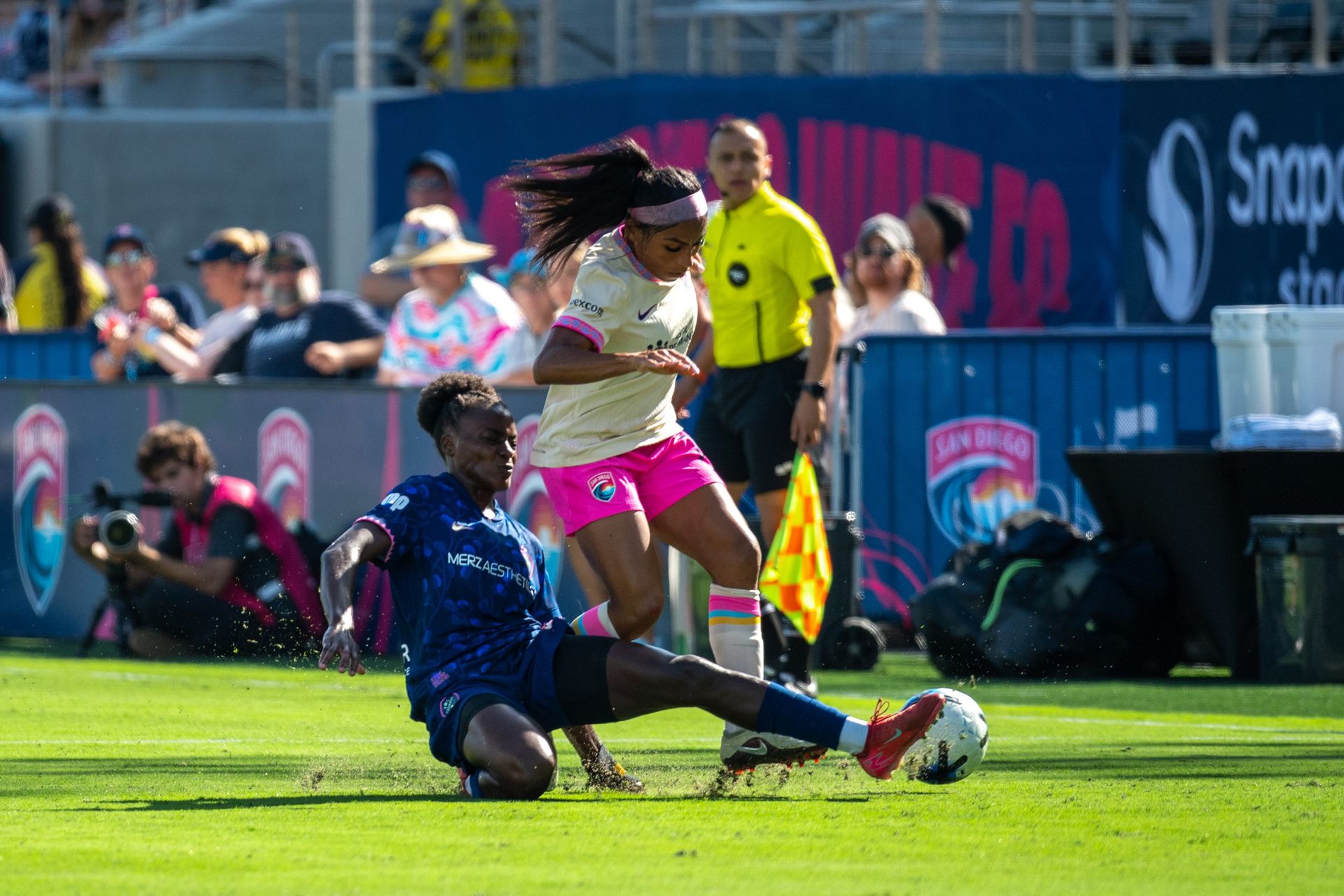 Perle Morroni tackled by Chioma Okafor in NWSL match