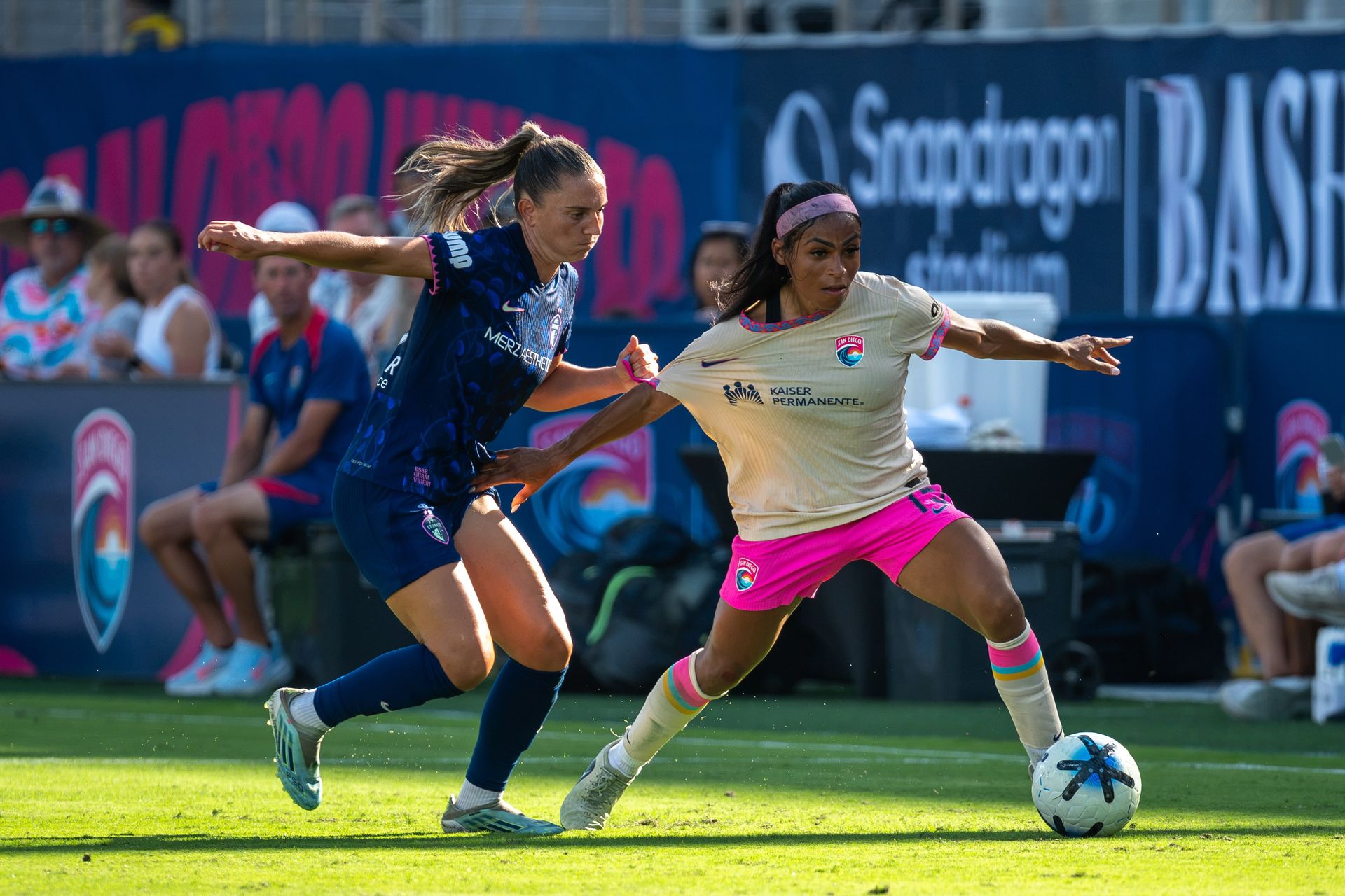 Perle Morroni and Vilde Bøe Risa in a ball tussle