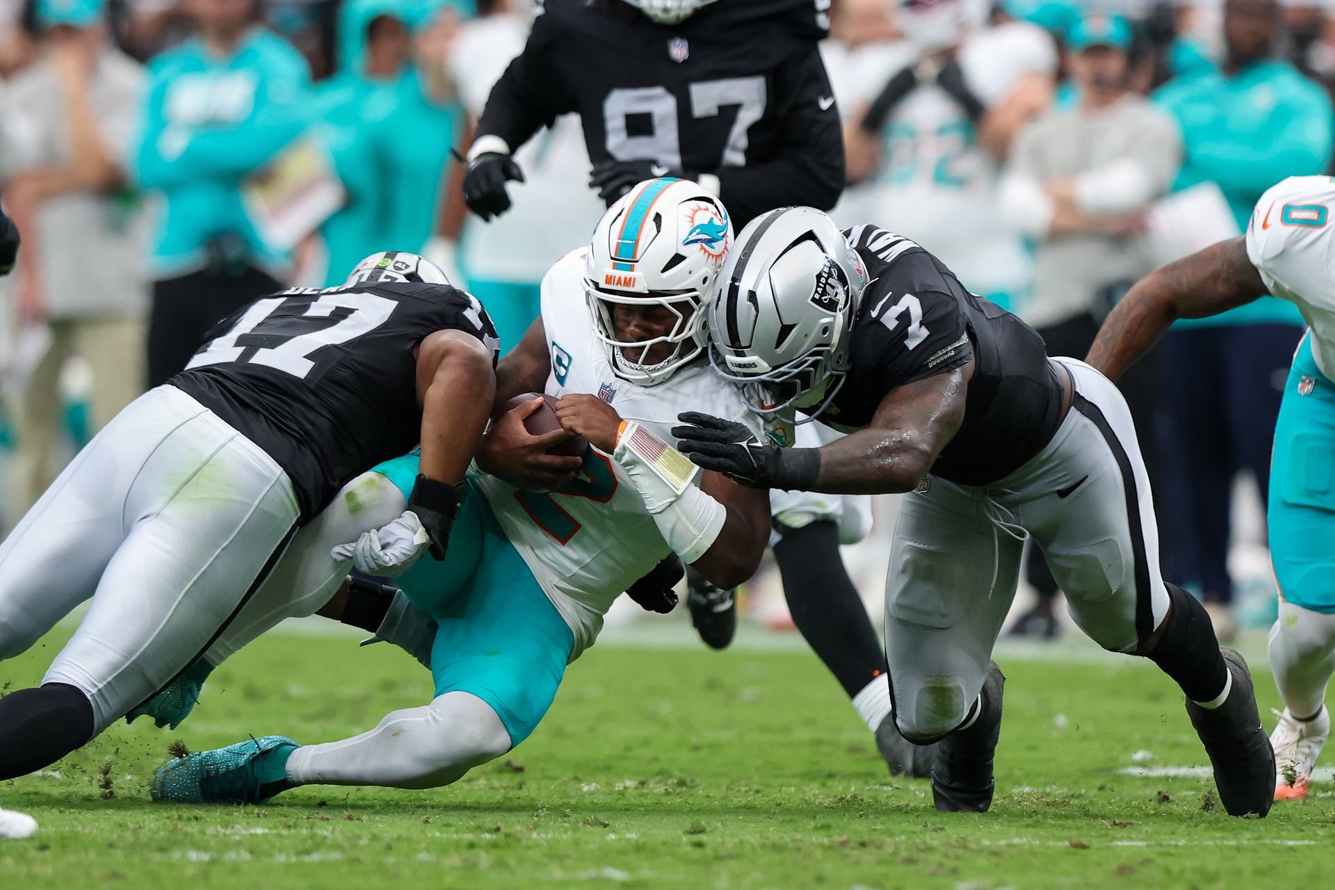 Quay Walker and Nakobe Dean tackle Malik Willis