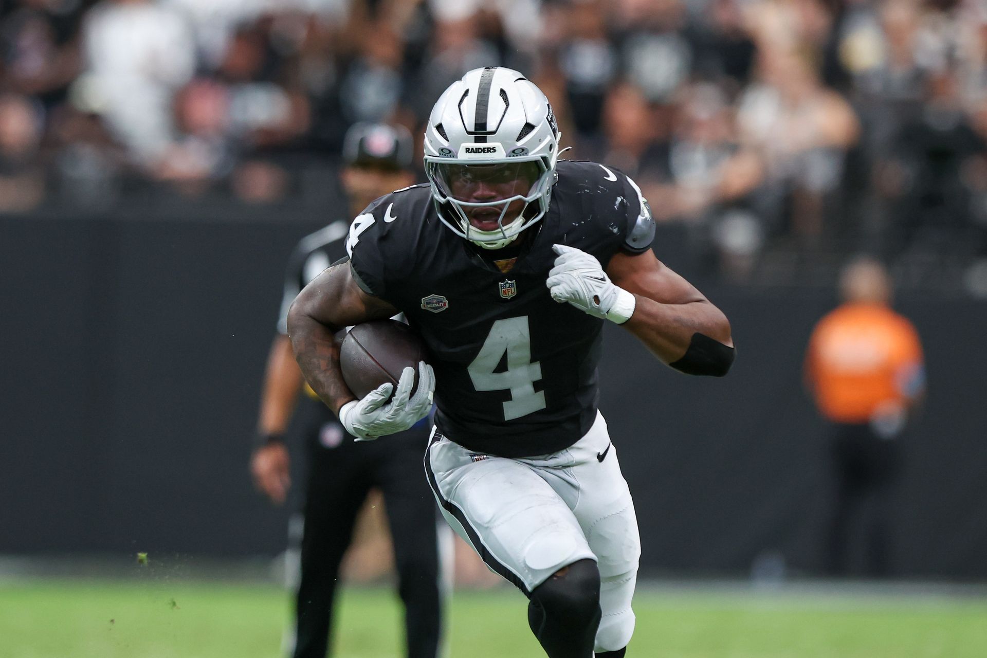 Mike Washington Jr. runs the ball for the Raiders
