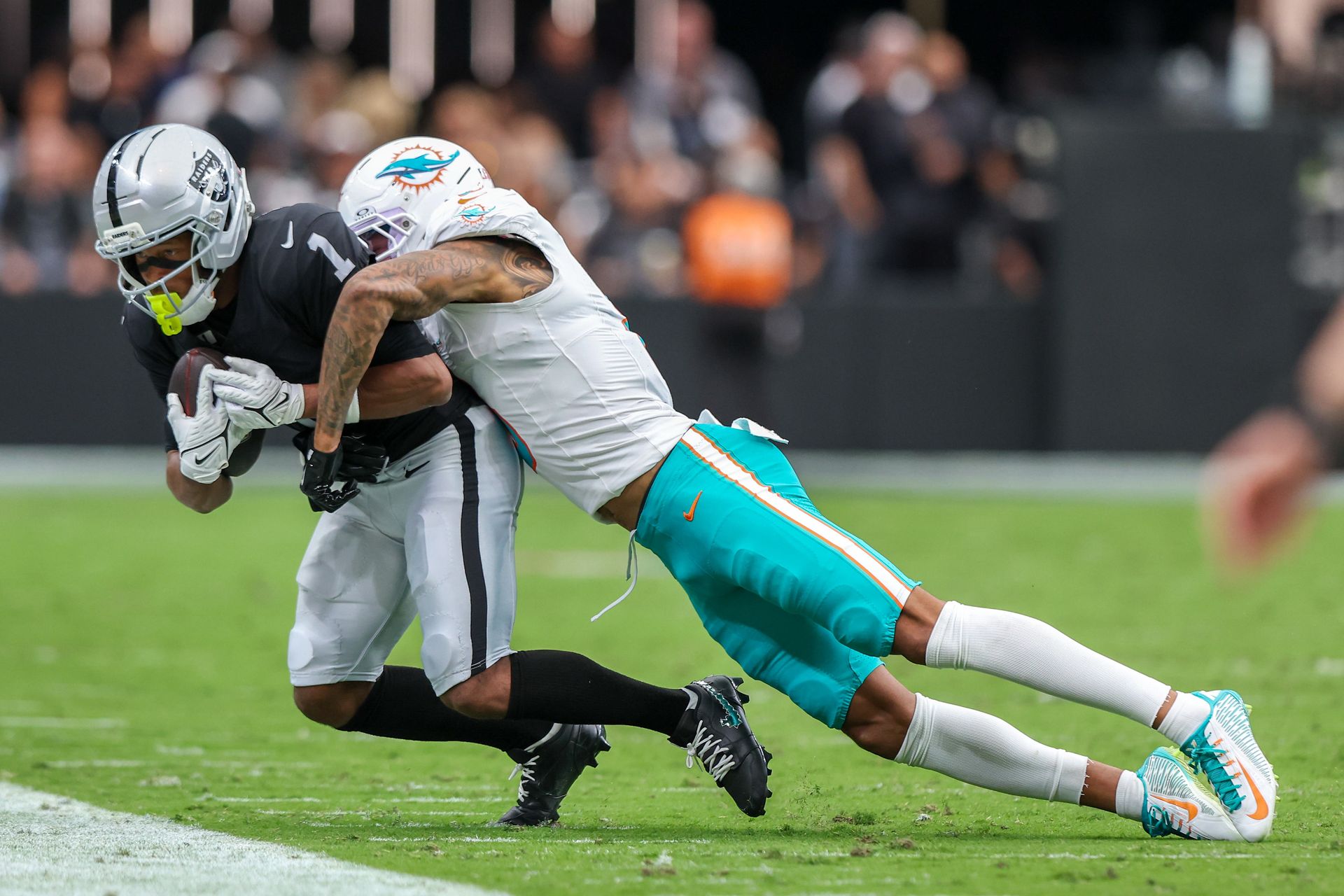 Tre Tucker makes a catch in the Raiders vs. Dolphins game