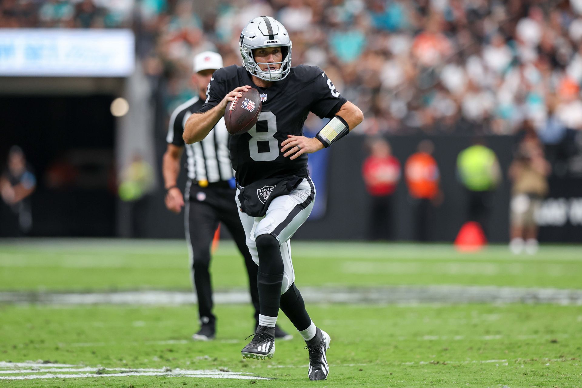 Kirk Cousins runs the ball in a game against the Dolphins