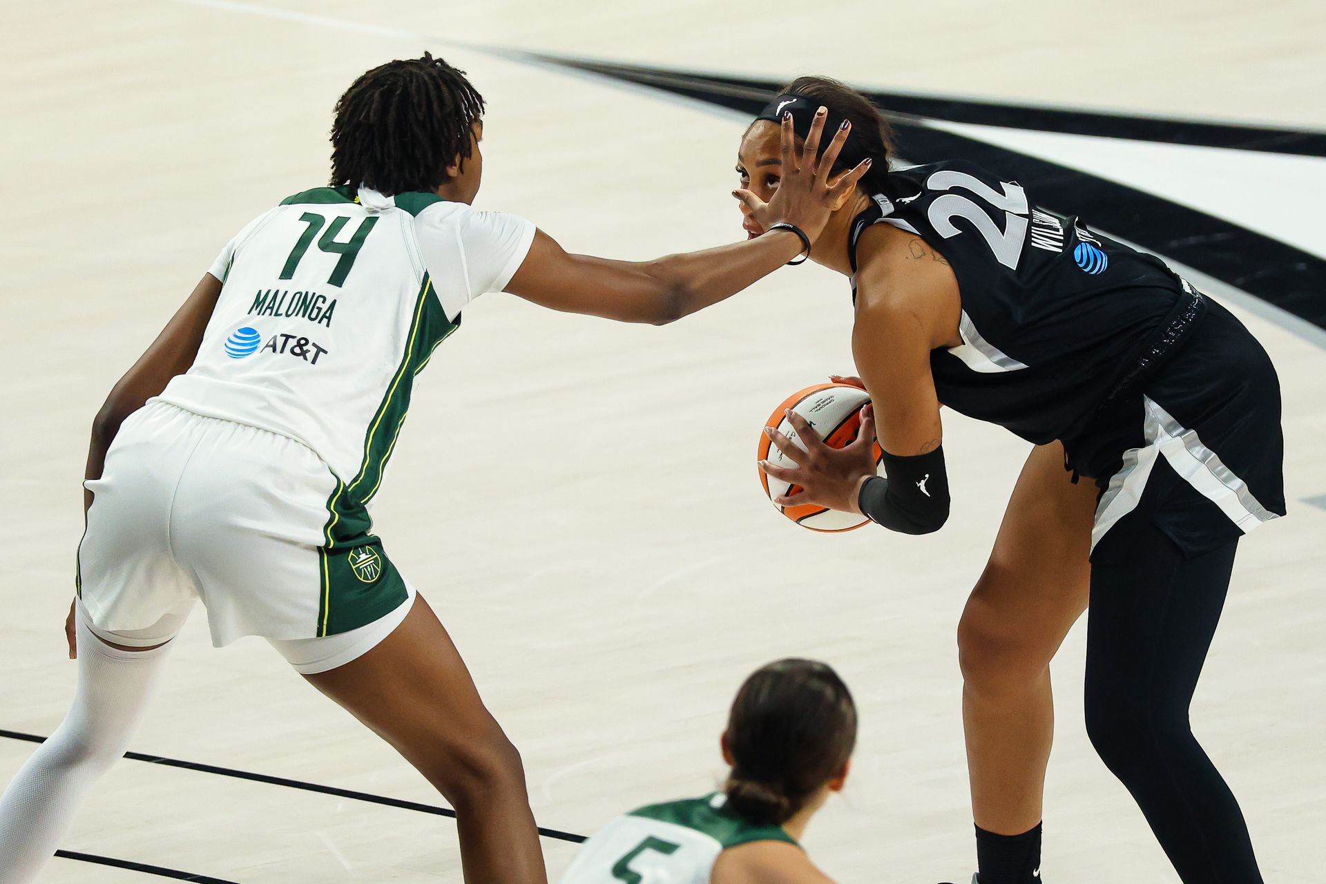 A'ja Wilson guarded by Dominique Malonga in the WNBA game