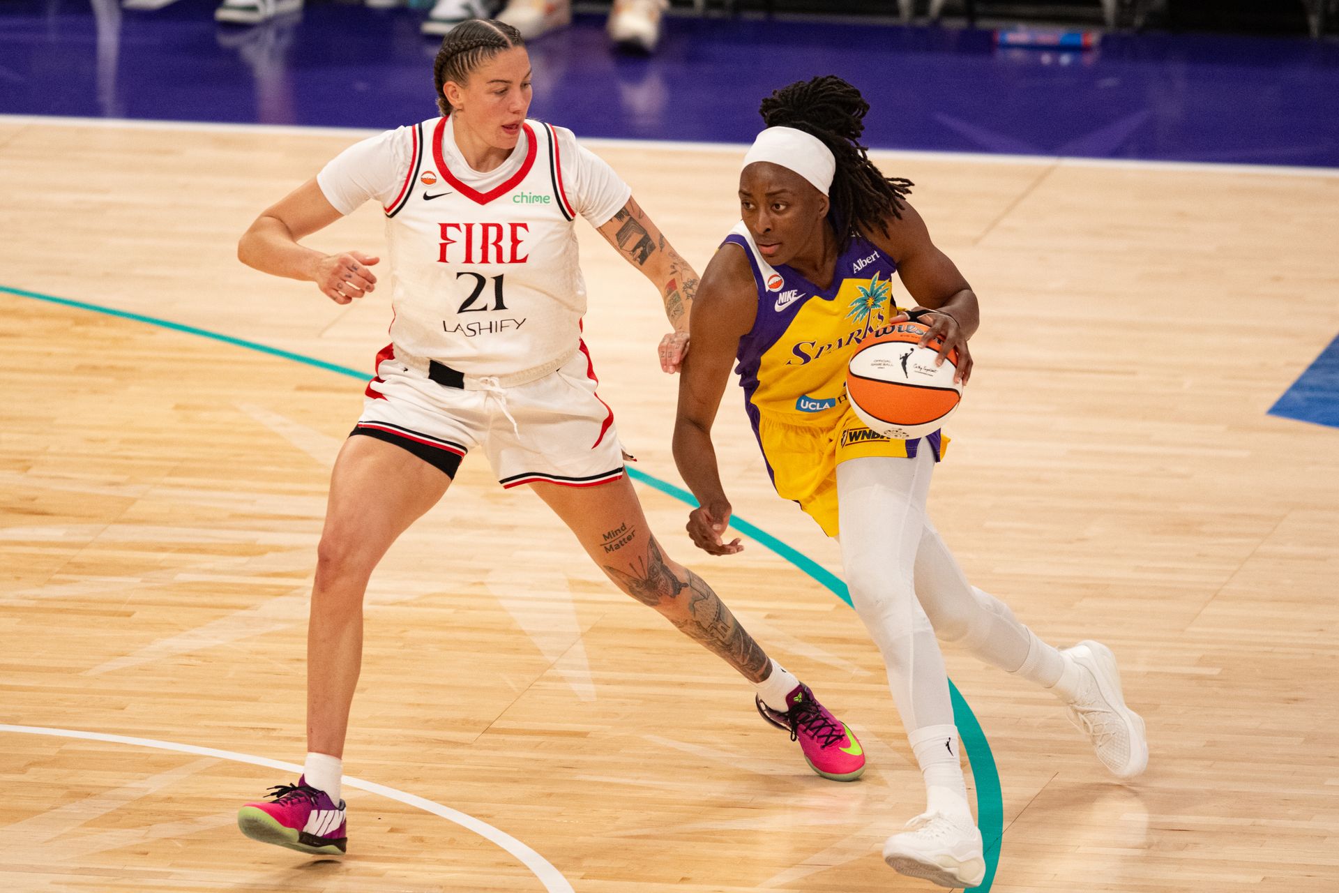 Nneka Ogwumike drives to the basket in WNBA action.