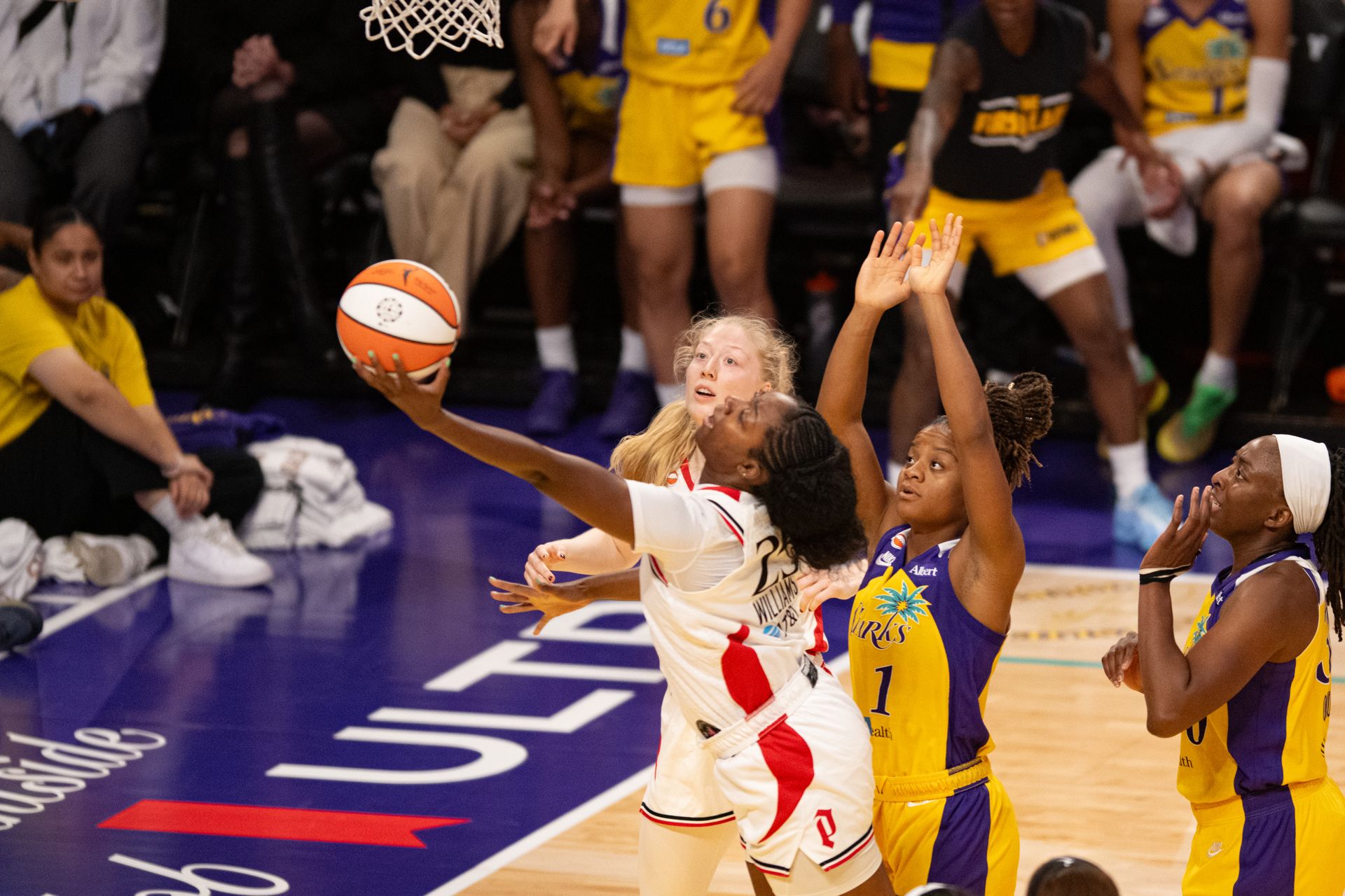 Serah Williams drives for a layup in WNBA match.