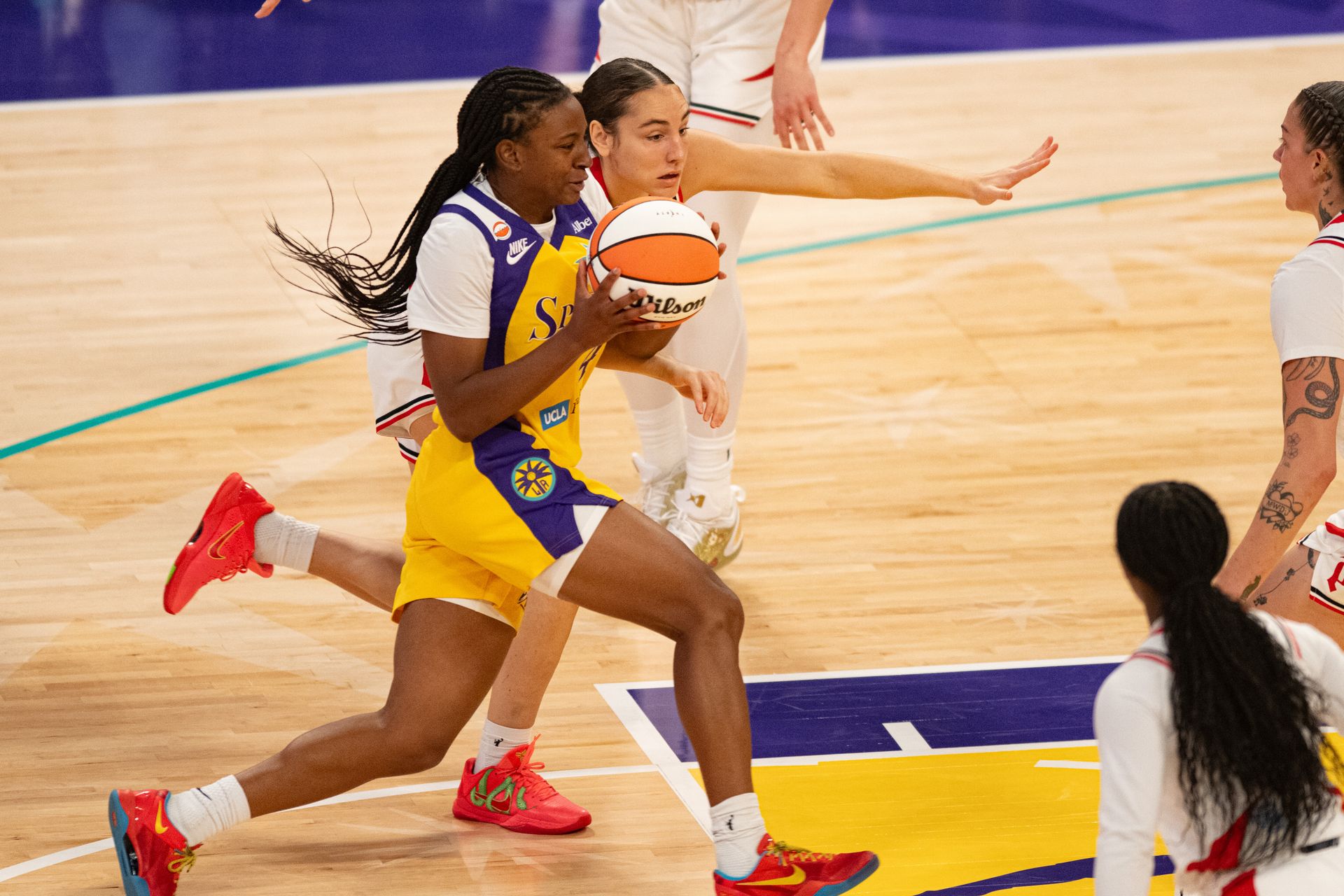 Tonie Morgan drives down the middle in WNBA match.
