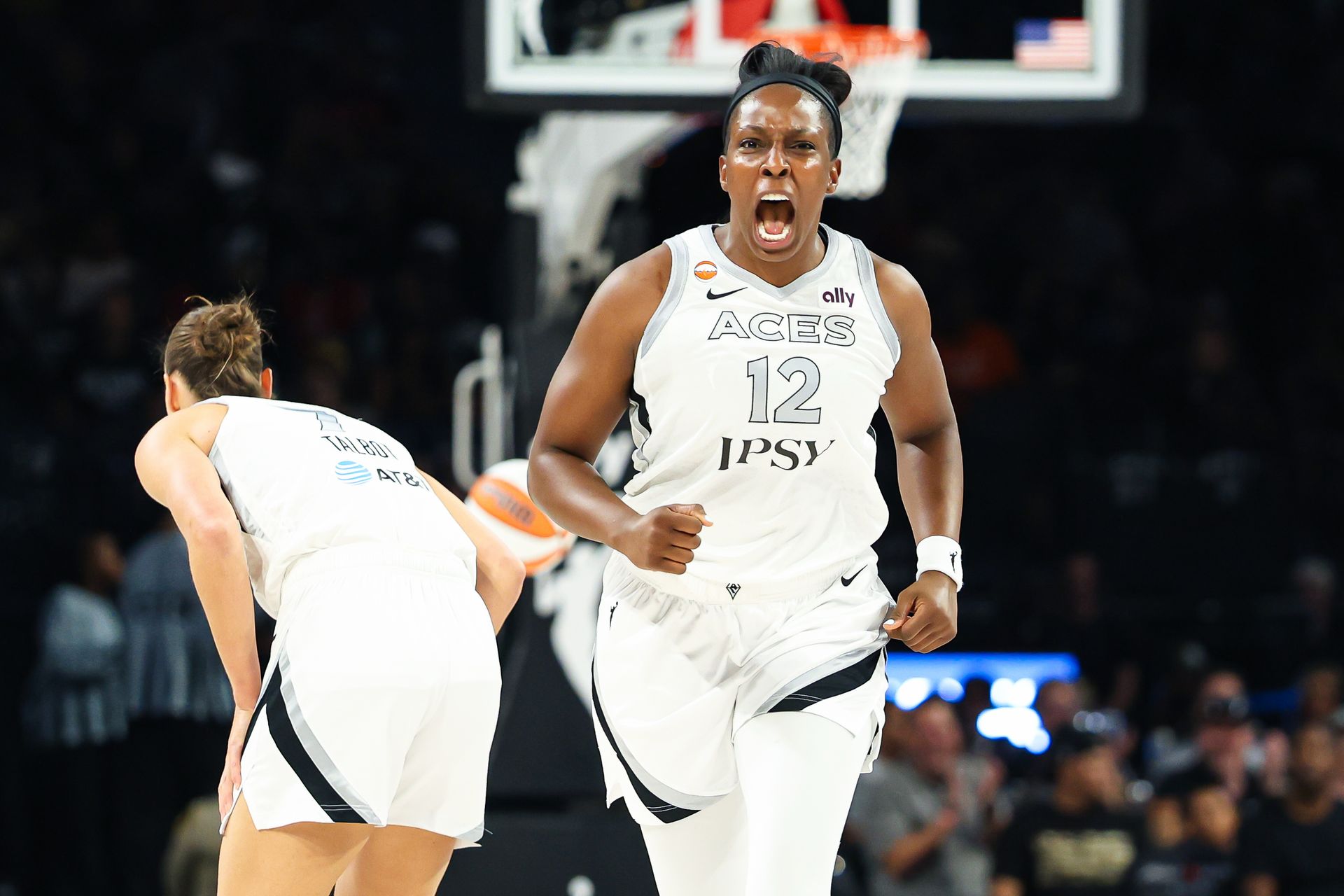 Chelsea Gray scores in the first quarter against the Sparks