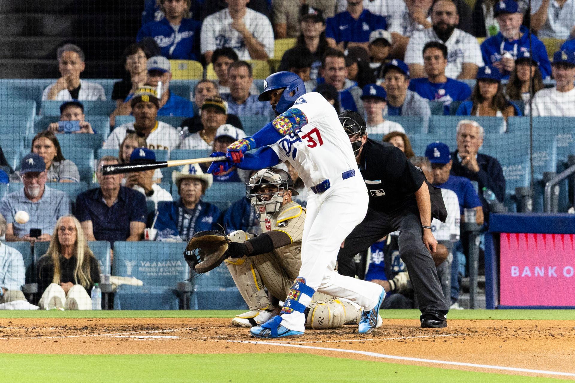 Teoscar Hernandez (37) at bat in Dodgers' win over Padres.