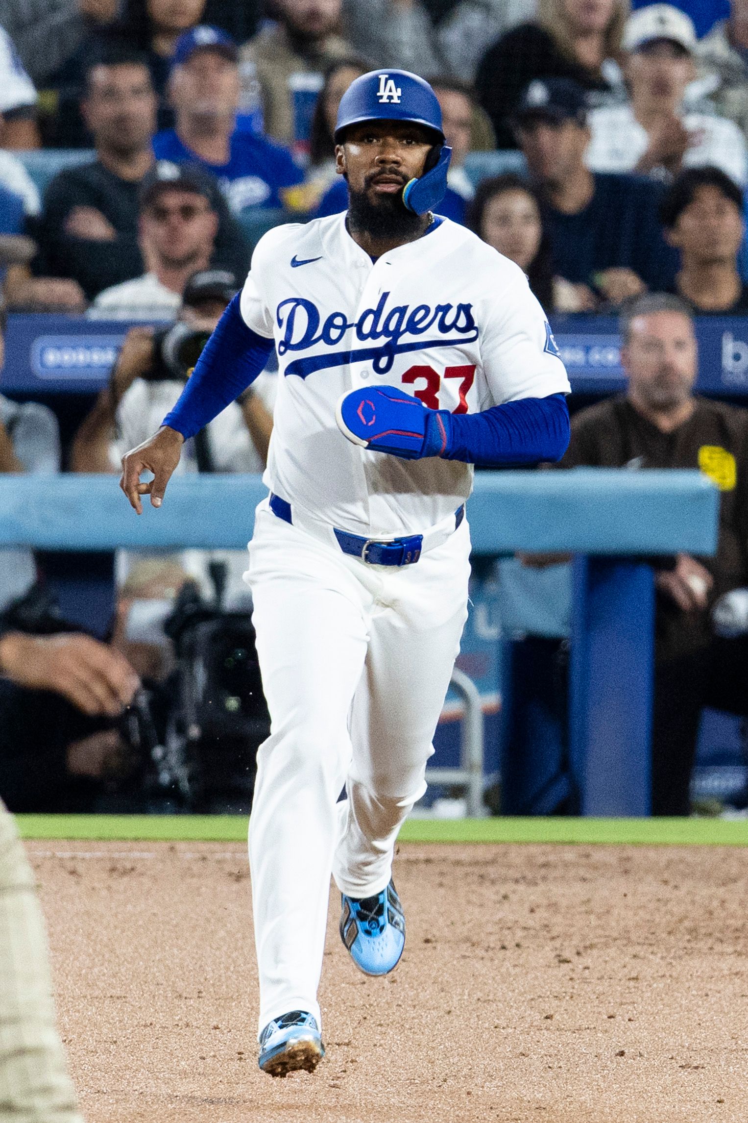 Teoscar Hernandez (37) rounds the bases in Dodgers' shutout victory.