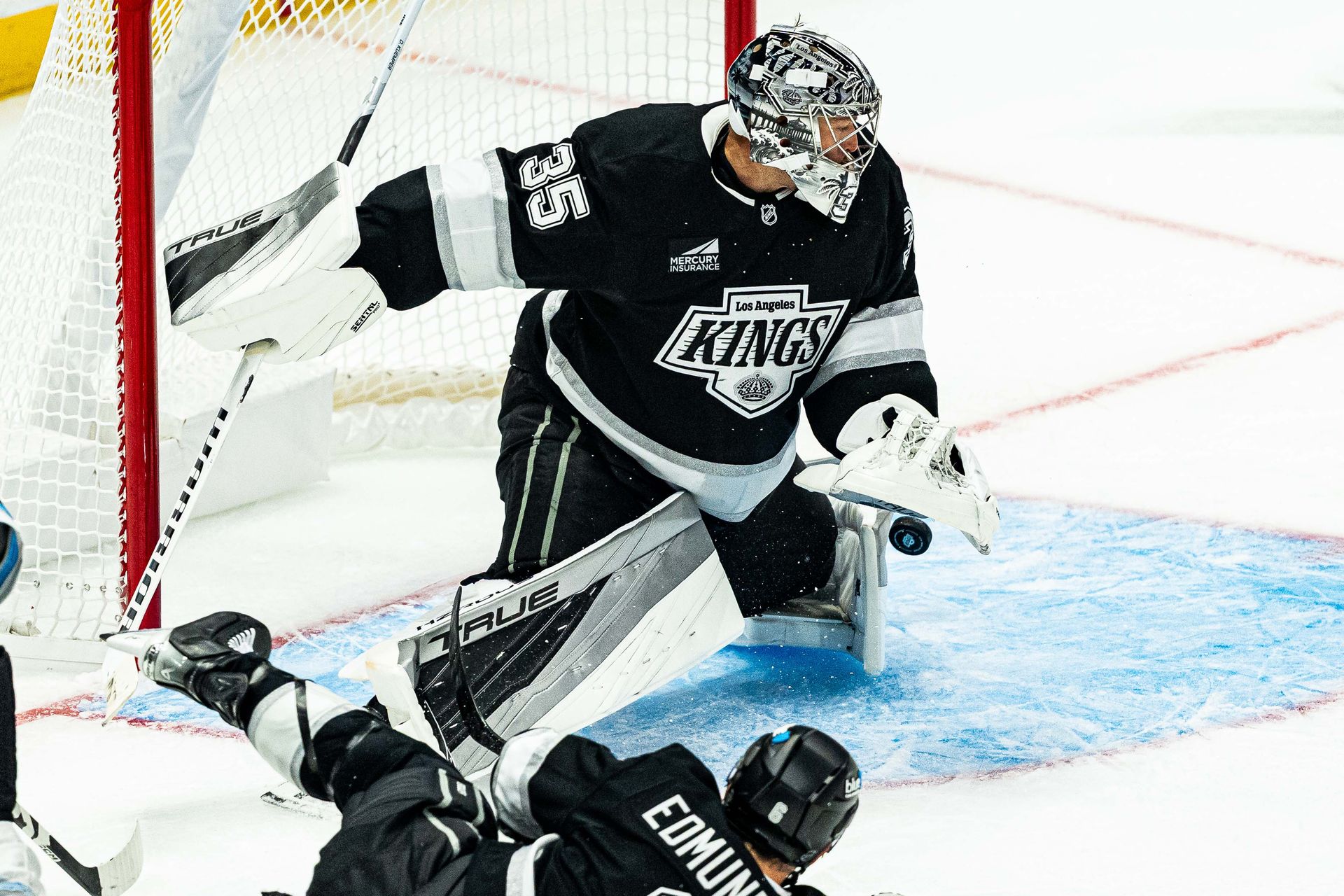 Darcy Kuemper blocks a shot against Utah Mammoth, Sep 22, 2026